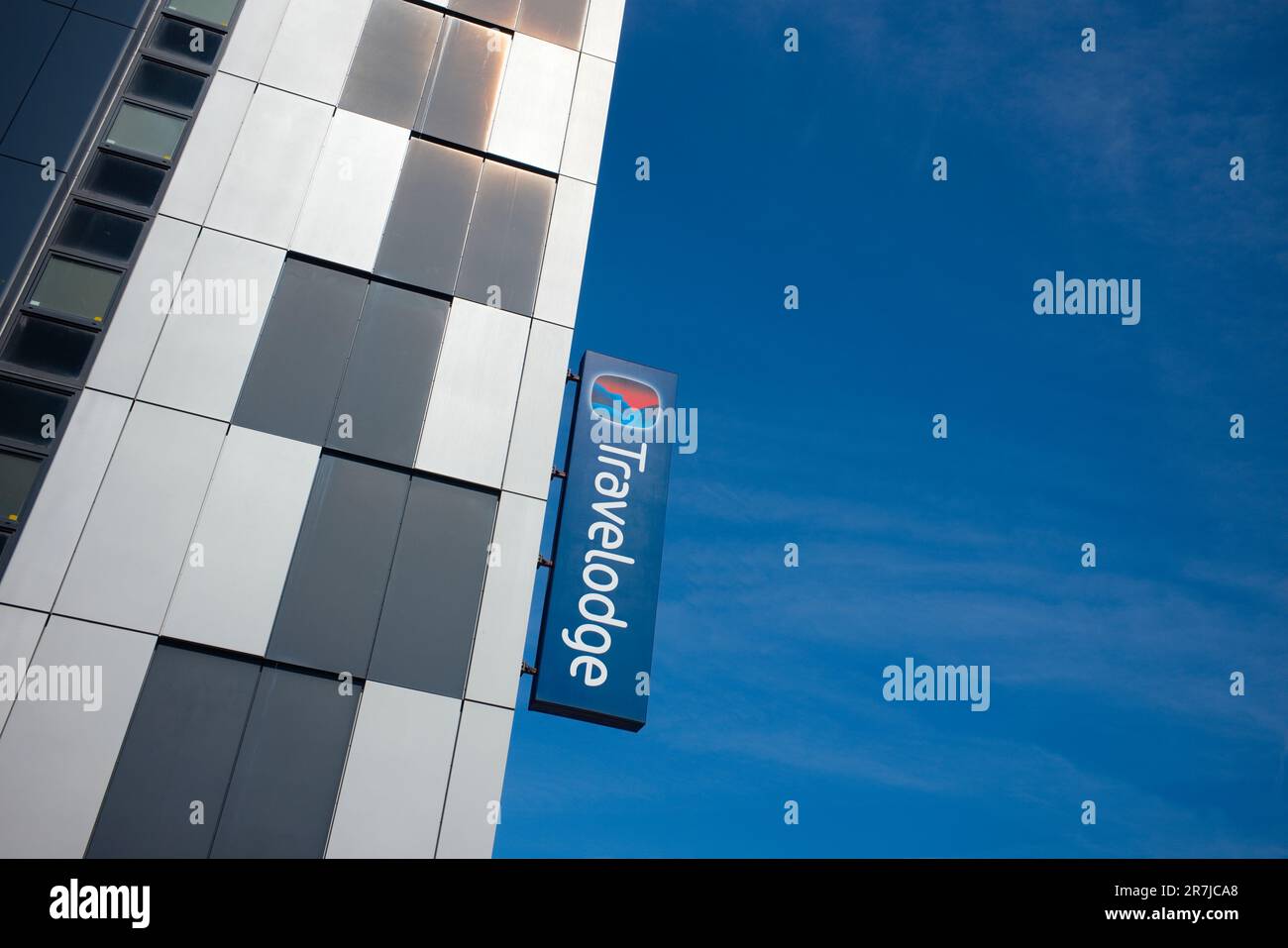 Travelodge-Schild an der Stratford High Street, London Stockfoto