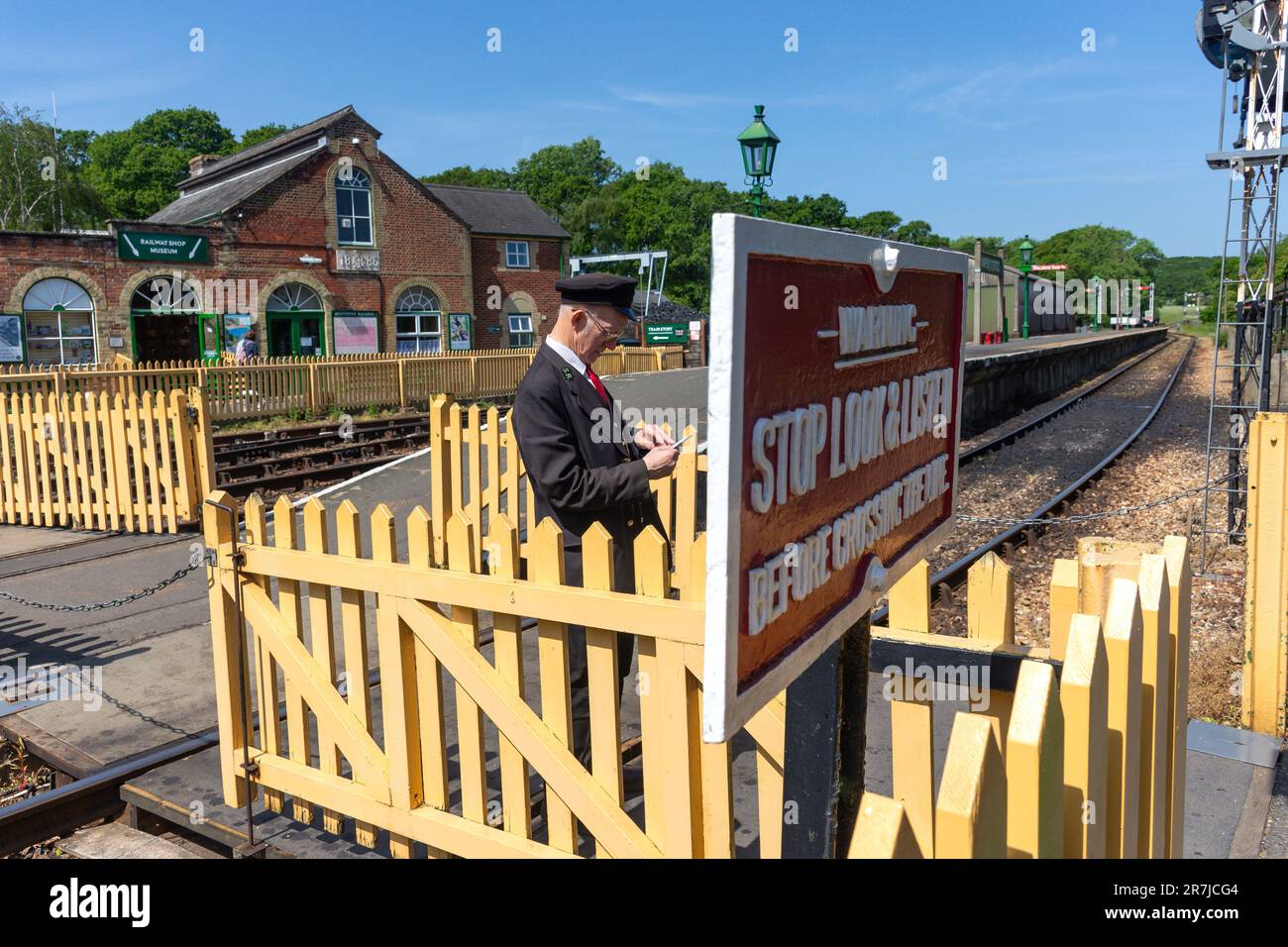 Steam Railway Station Attendant, Isle of Wight Steam Railway (Havenstreet Station), Havenstreet, Isle of Wight, England, Großbritannien Stockfoto