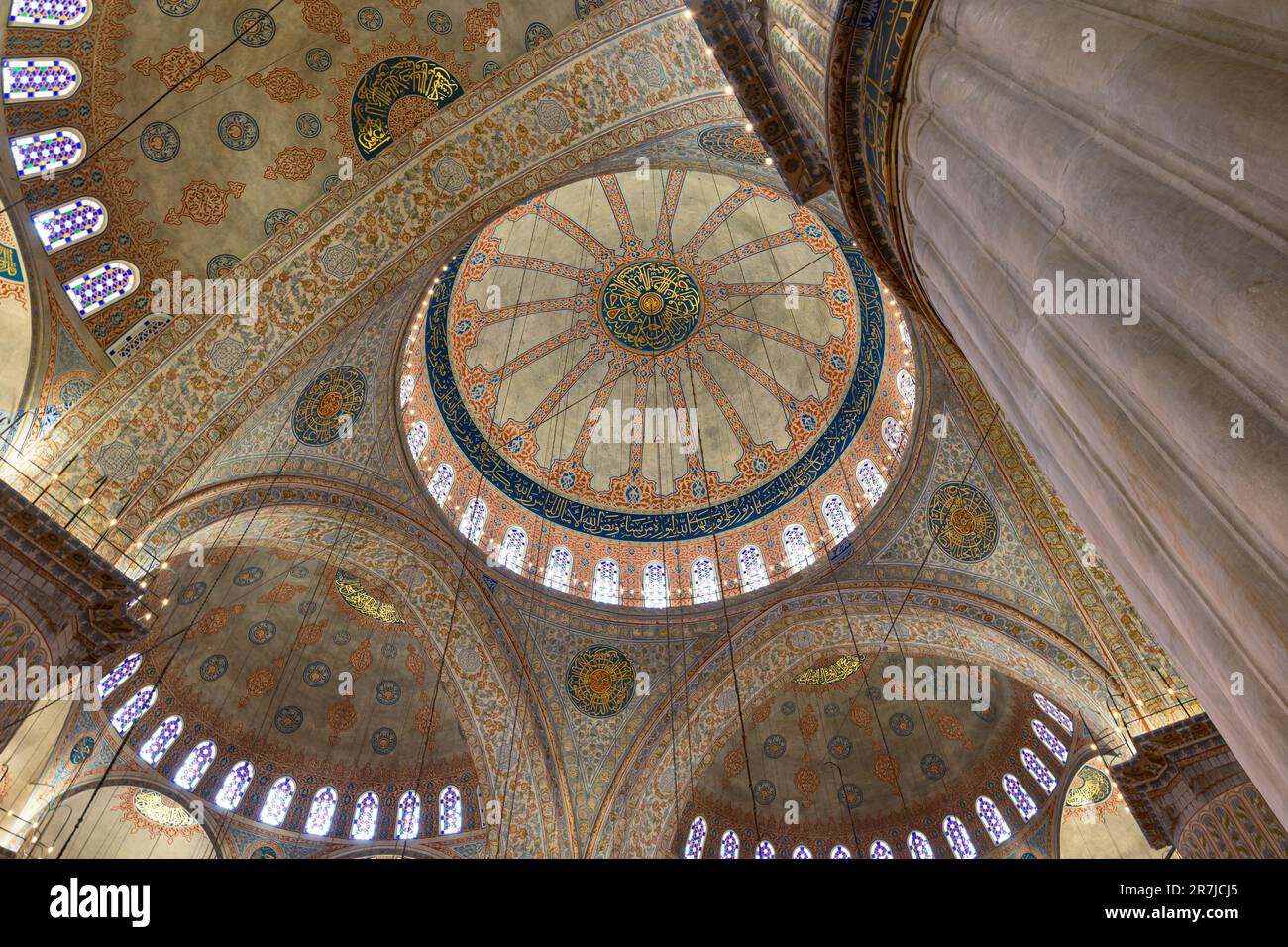 Innere der Blauen Moschee oder Sultanahmet Moschee. Osmanische Architektur. Istanbul Turkiye - 5.15.2023 Stockfoto