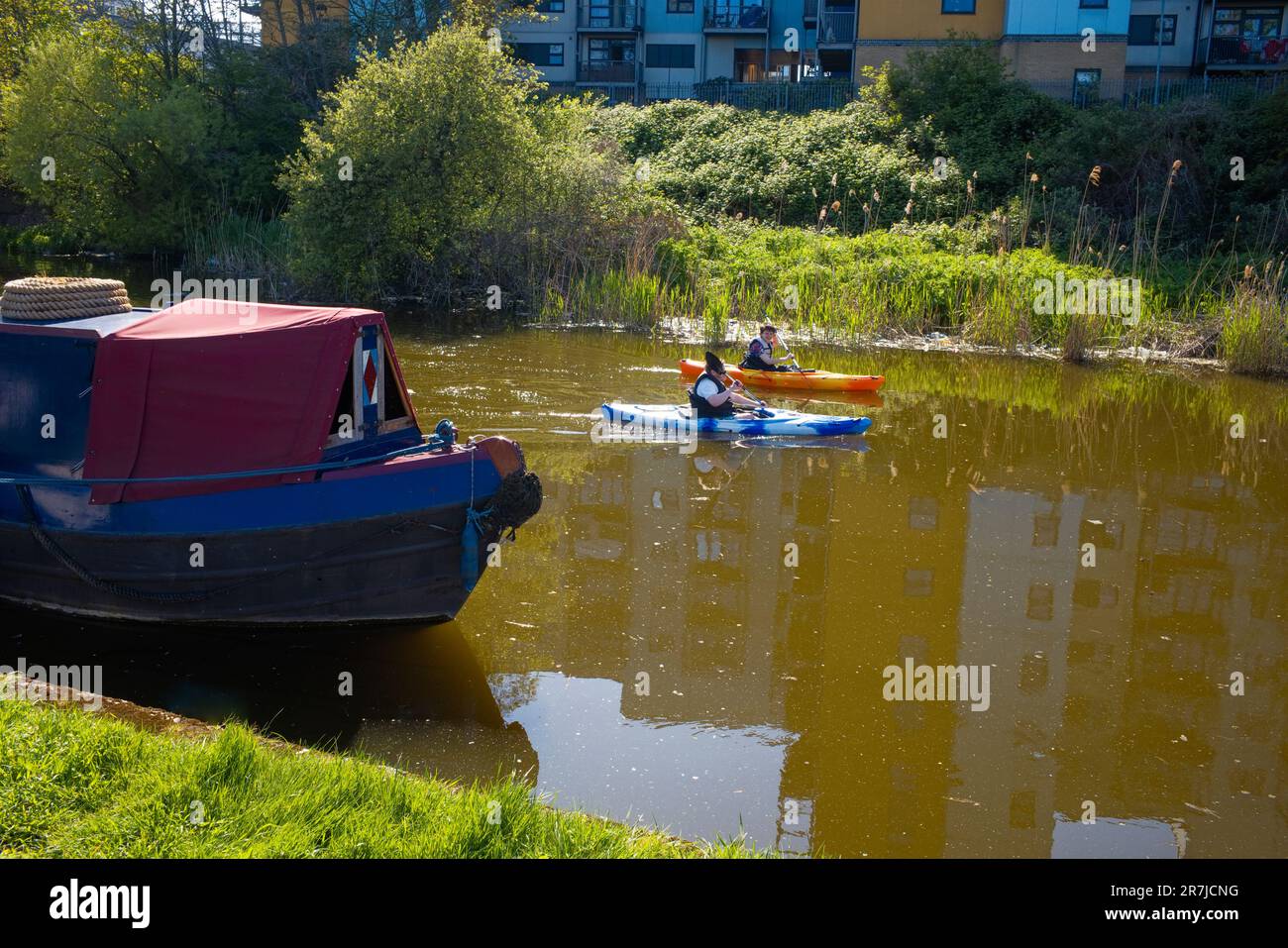 Kajakfahrer genießen den Fluss Lee in der Nähe von Bromley by Bow, Stratford, London Stockfoto