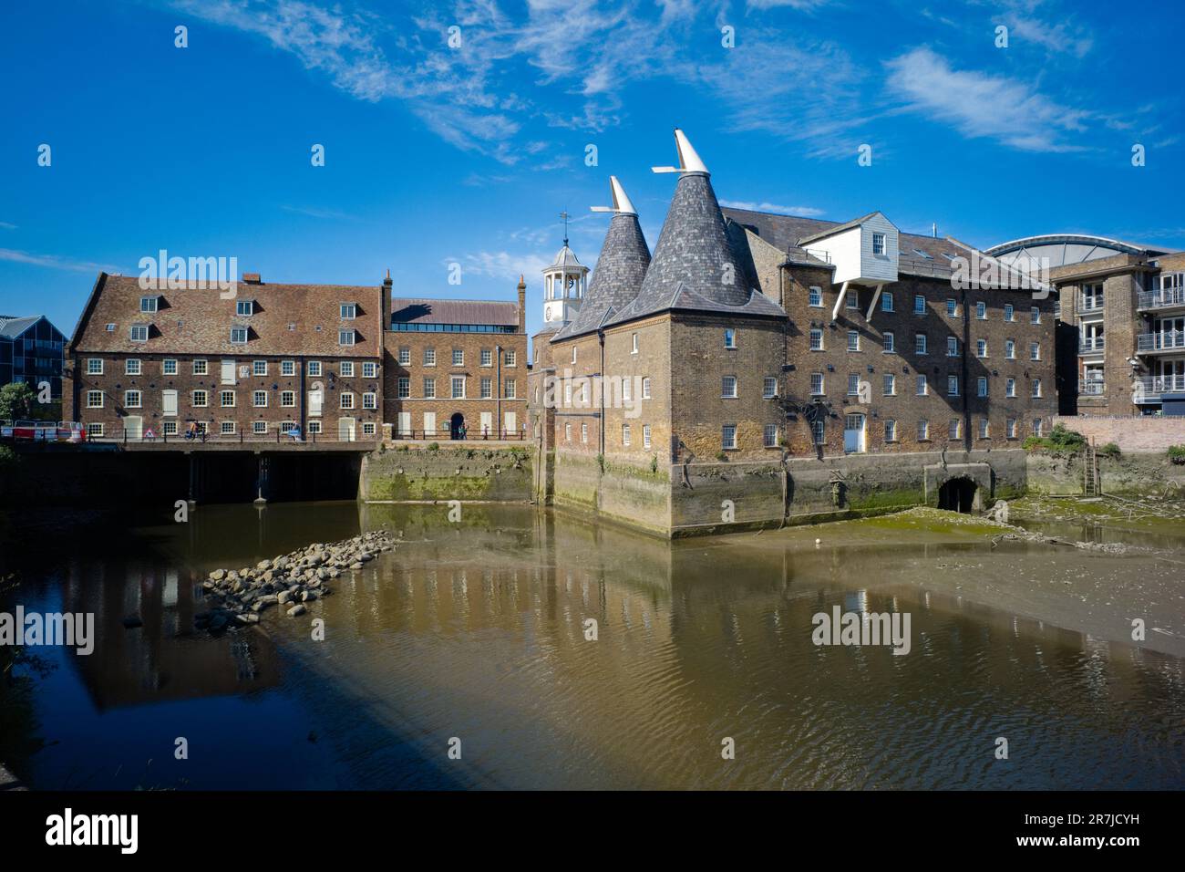 Der Three Mills-Mühlenkomplex erstreckt sich über den Bow Creek, der hier bei Ebbe zu sehen ist Stockfoto