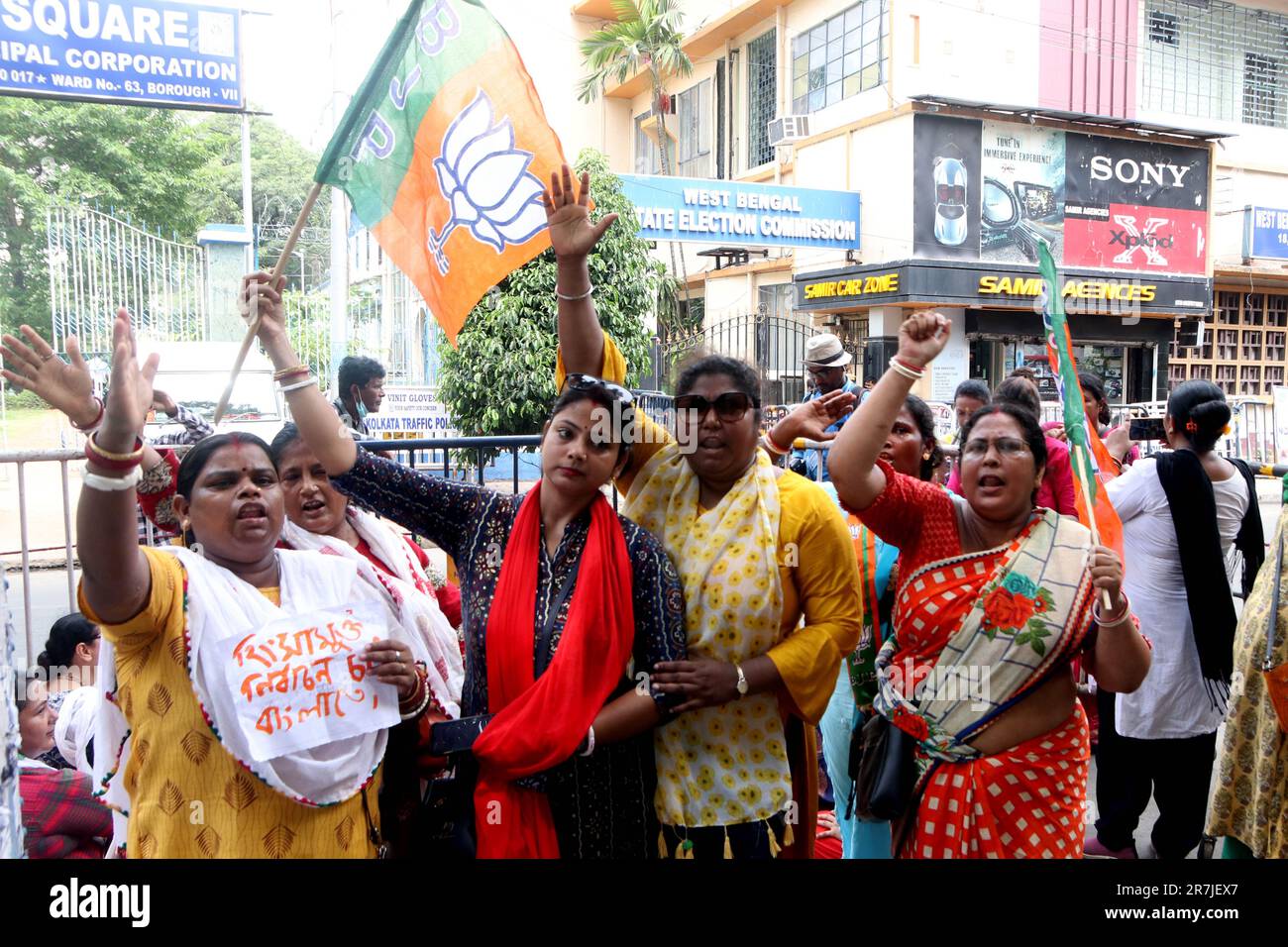 Nicht exklusiv: Juni 15,2023, Kolkata, Indien: Unterstützer der Bharatiya Janata Party (BJP) protestieren außerhalb der Westbengalischen Wahlkommission gegen TRI Stockfoto