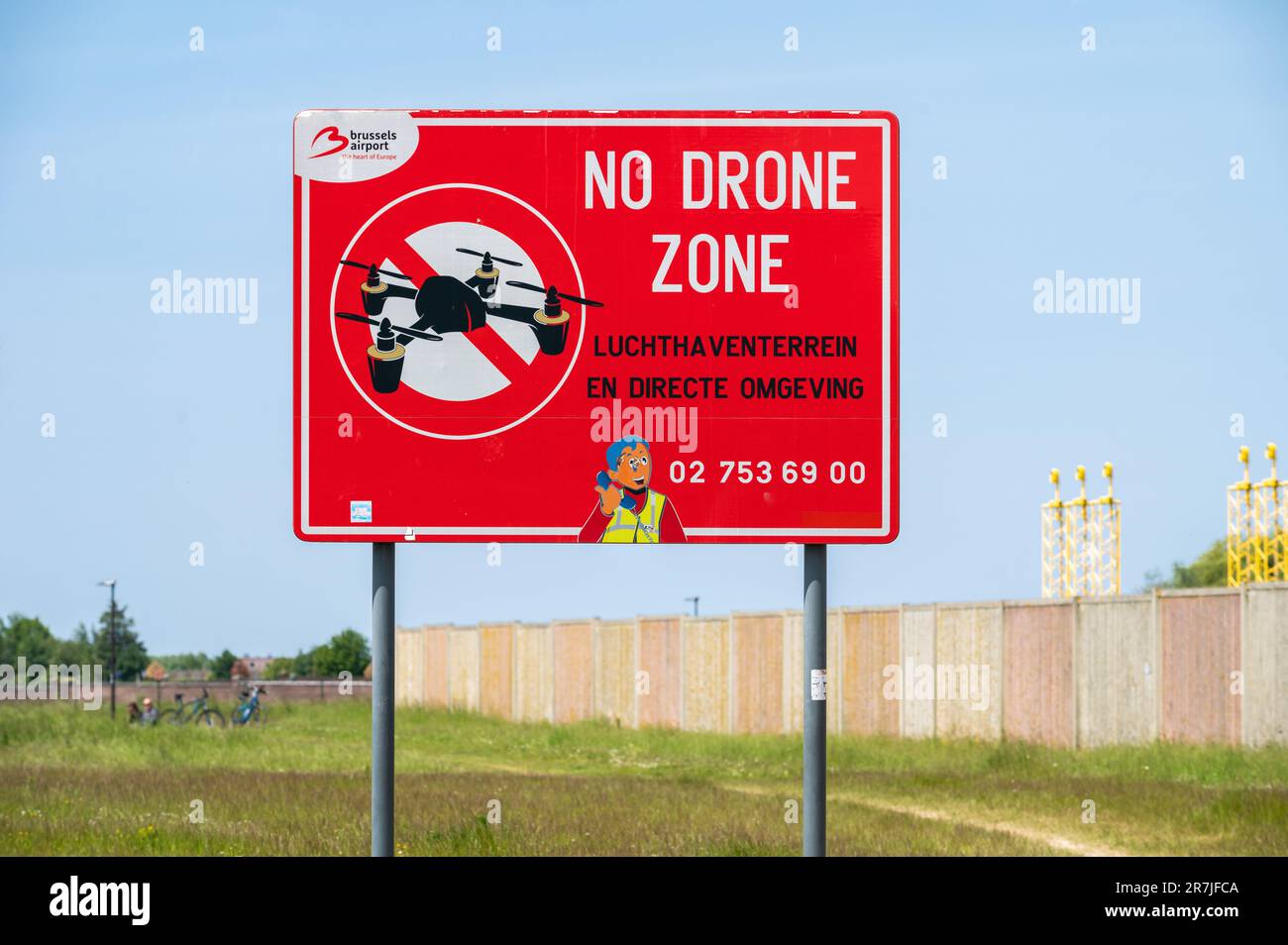 Zaventem, Flämisch-Brabant, Belgien - 29. Mai 2023 - Warnschild in ...