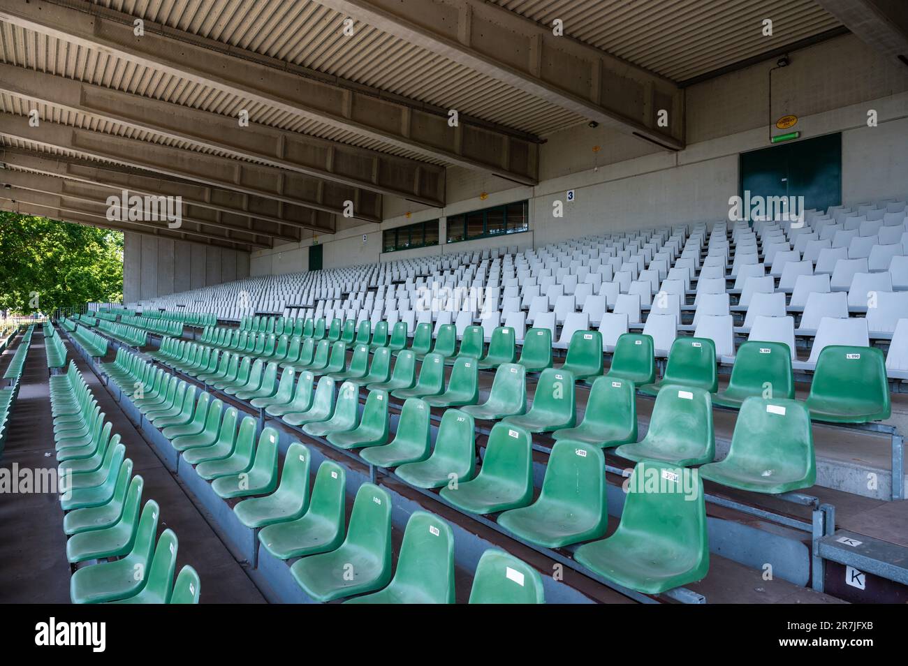 Berlare, Ostflämische Region, Belgien - 4. Juni 2023 - Sitzreihen einer lokalen Sporttribüne Stockfoto