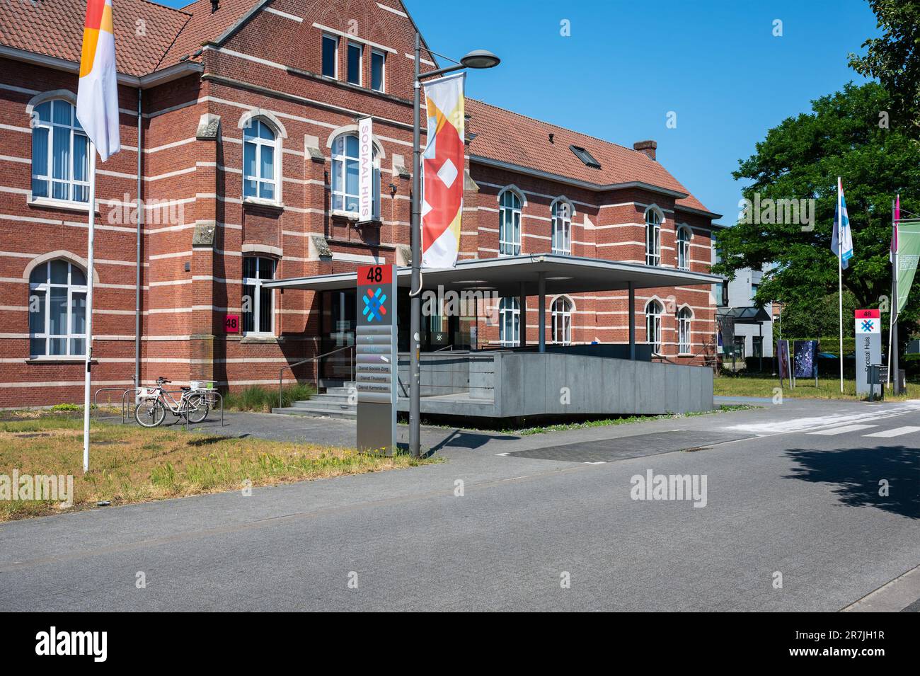Puurs, Provinz Antwerpen, Belgien, 11. Juni 2023 - die Sozialwohnung mit Senioren, psychologischen und medizinischen Einrichtungen Stockfoto