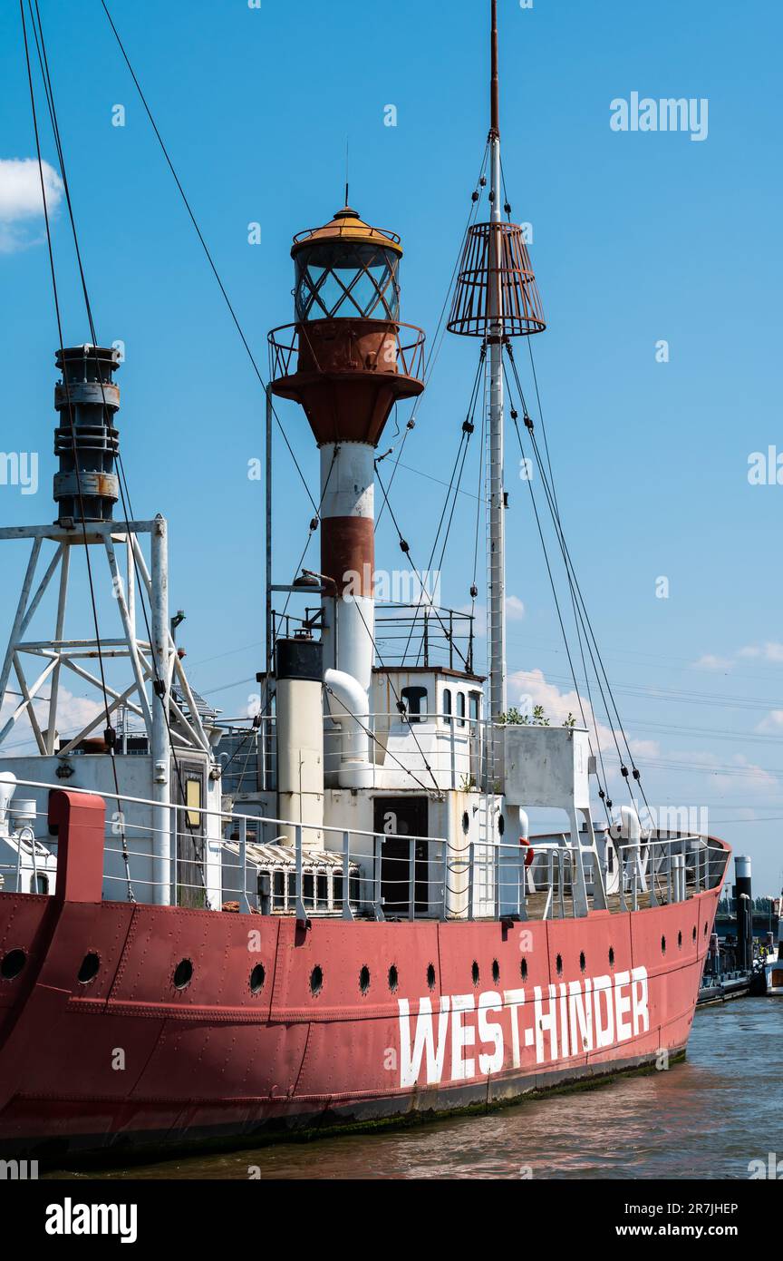 Ruppelmonde, Provinz Antwerpen, Belgien, 11. Juni 2023 - der Westen behindert Industrieschiffe mit Kranen im Dorfhafen Stockfoto
