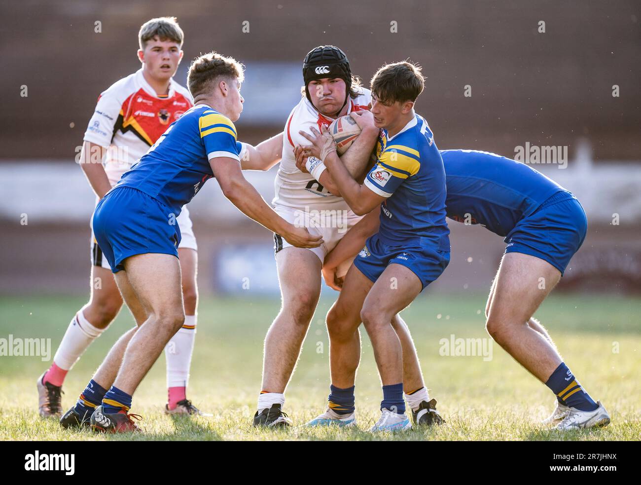 Lewis Hough von der Bradford Bulls Academy wird während eines Spiels im Odsal Stadium in Bradford angegriffen. In den letzten Jahren kam es nur langsam zu wichtigen Momenten in Odsal, und die Meinungen sind geteilt darüber, ob das erste Spiel am Donnerstagabend, bei dem ein neues Rugby-Liga-Tackle-Gesetz getestet wurde, einen wichtigen Schritt im Kampf gegen Gehirnerschütterungen darstellte oder eine Idee, die der Sport schnell vergessen sollte. Foto: Donnerstag, 15. Juni 2023. Stockfoto