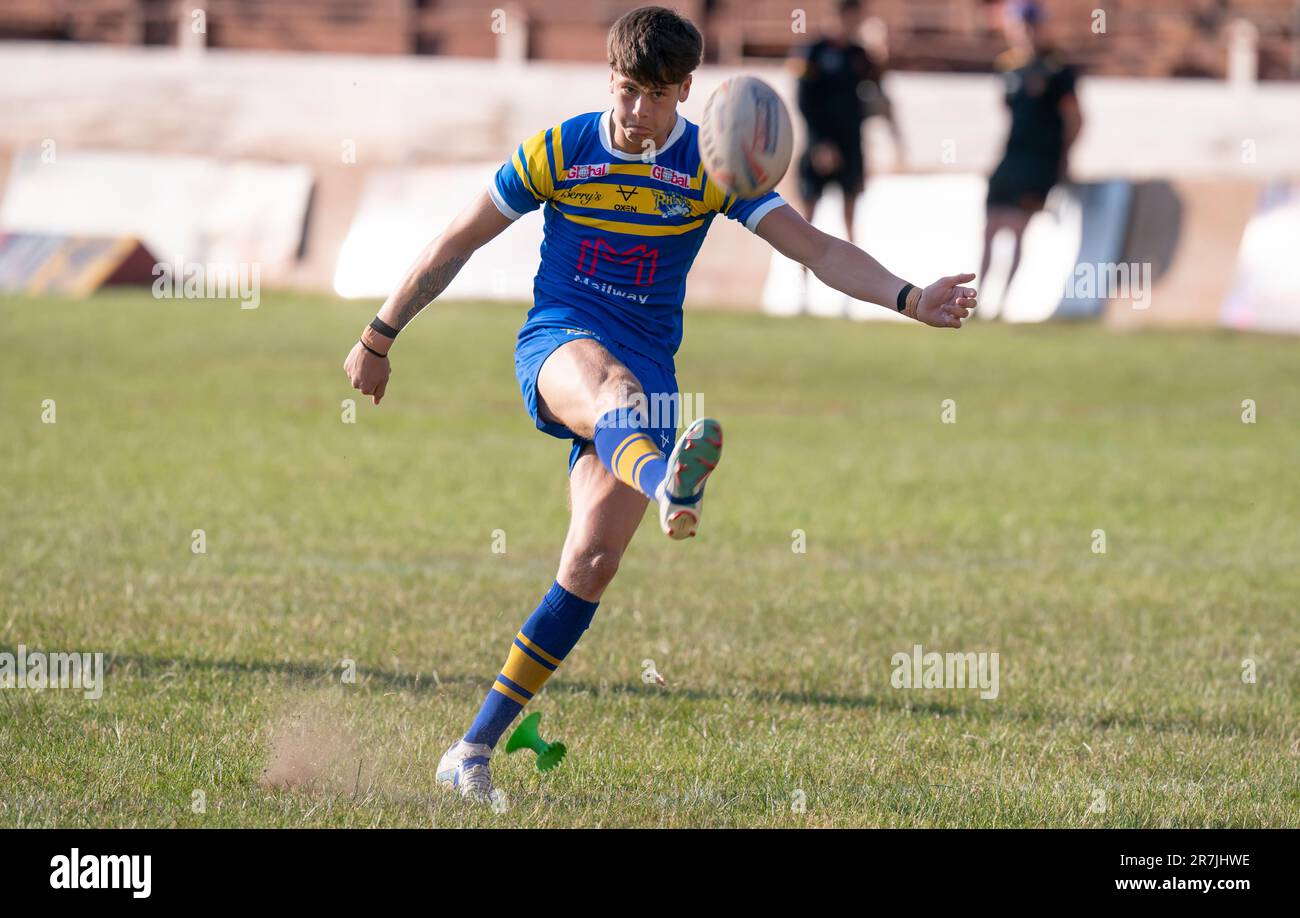 Riley Lumb von der Leeds Rhinos Academy während eines Spiels im Odsal Stadium, Bradford. In den letzten Jahren kam Odsal nur langsam an, und die Meinungen darüber, ob das erste Spiel am Donnerstagabend, bei dem ein neues Rugby-Liga-Tackle-Gesetz getestet wurde, einen wichtigen Schritt im Kampf gegen Gehirnerschütterungen darstellte oder eine Idee, die der Sport schnell vergessen sollte, gehen auseinander. Foto: Donnerstag, 15. Juni 2023. Stockfoto