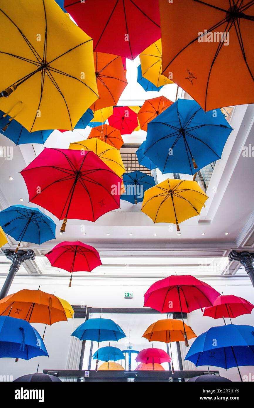 Farbenfrohe Regenschirme im Parapluis de Cherbourg-Herstellungs- und Ausstellungsraum, Cherbourg auf der Halbinsel Cotentin im Departement Manche, Nor Stockfoto