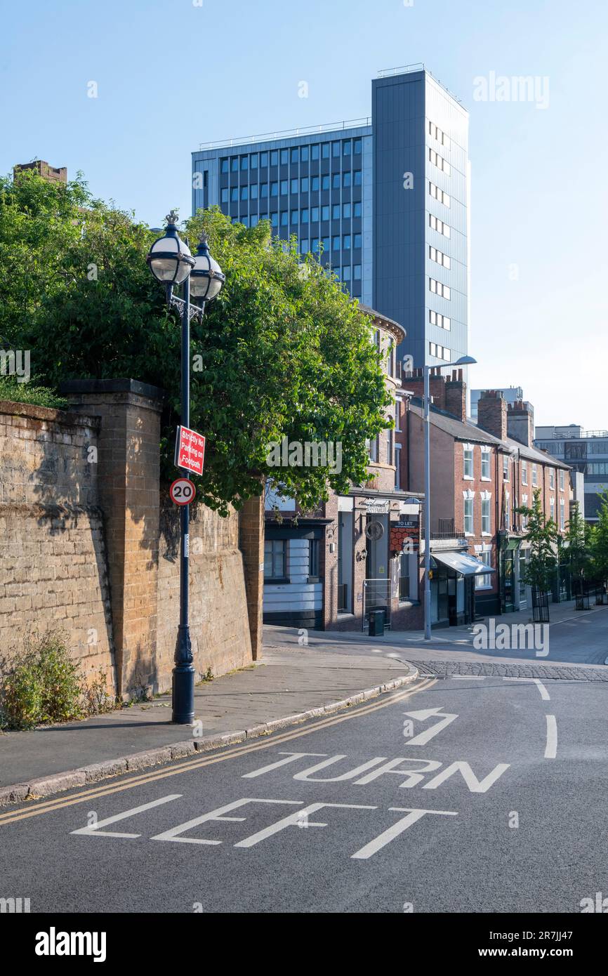 Biegen Sie von der Lenton Road in Nottingham City, Nottinghamshire England, Großbritannien, links auf den Standard Hill ab Stockfoto