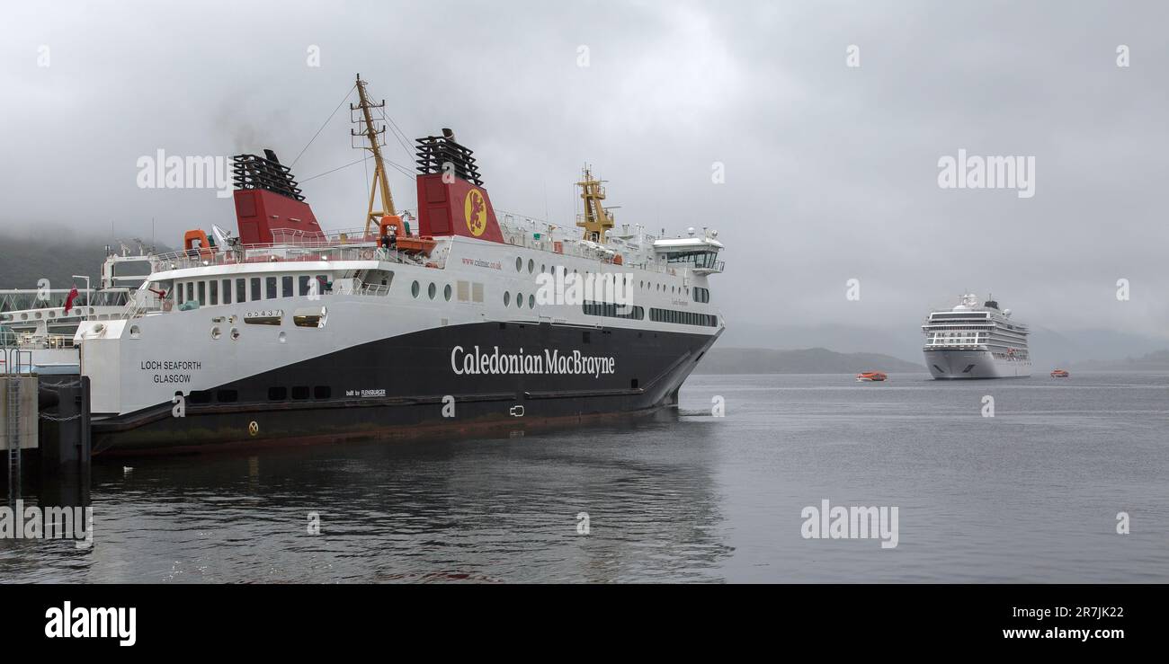 CALMAC-Fähre und Wikingerschiff Anker in Loch Groom, Ullapool, Ross und Cromarty, Schottland, Großbritannien, Großbritannien Stockfoto