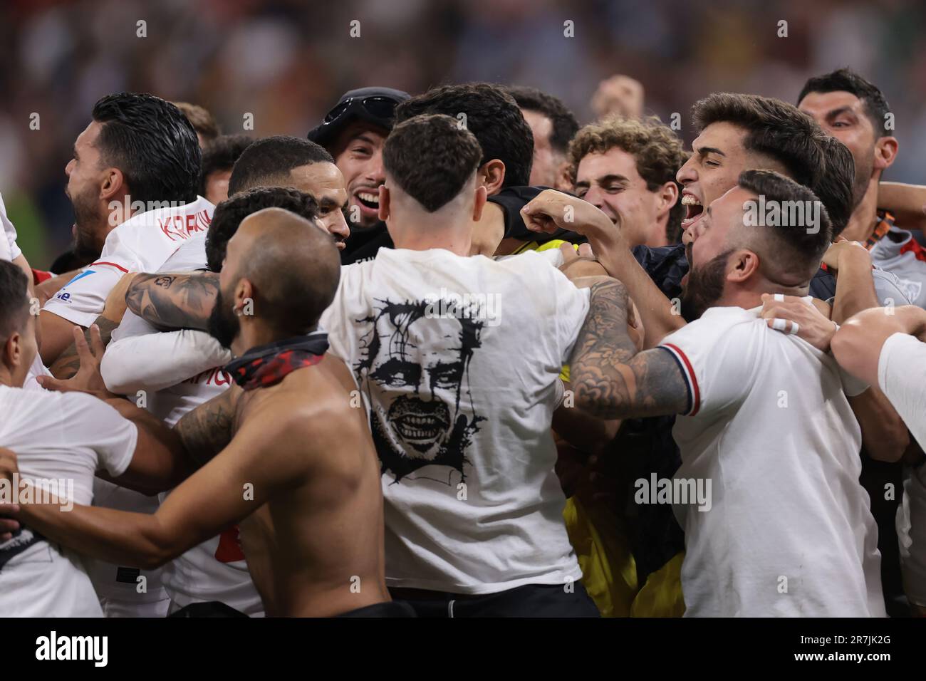 Budapest, Ungarn, 31. Mai 2023. Karim Rekik, Manuel Bueno, Youssef en-Nesyri und Alberto Flores aus Sevilla feiern den Elfmetersieg mit Fans nach dem Spiel der UEFA Europa League in der Puskas Arena in Budapest. Der Bildausdruck sollte lauten: Jonathan Moscrop/Sportimage Stockfoto