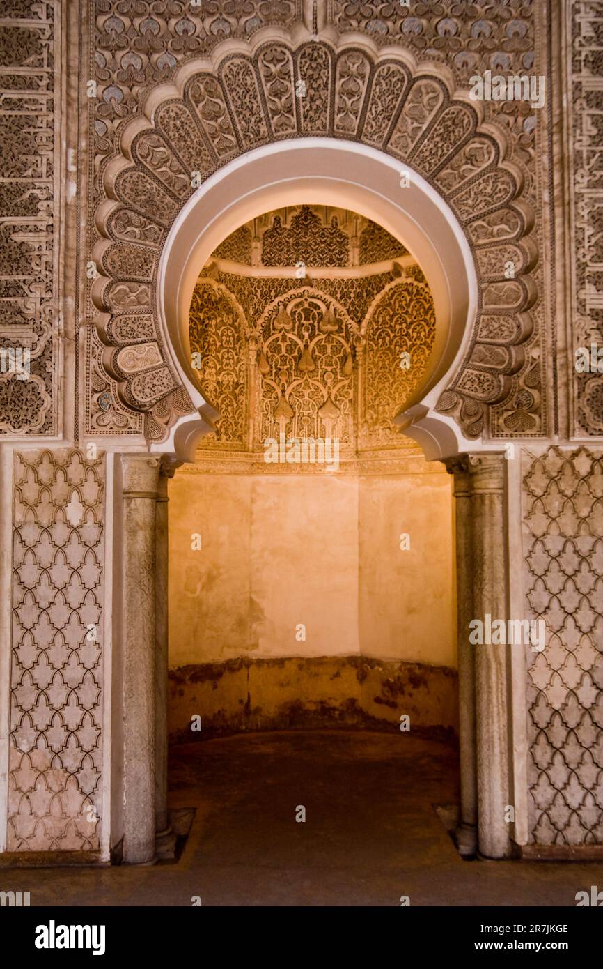 Kunstvoll gewölbte Nische im Ali ben Youssef Medersa in der Medina von Marrakesch, Marokko. Stockfoto