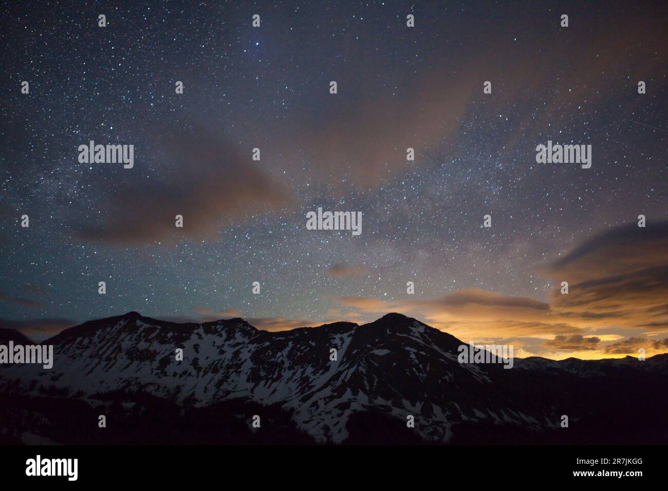 Die Milchstraße funkelt am Nachthimmel über den Never Summer Mountains von Colorado. Stockfoto