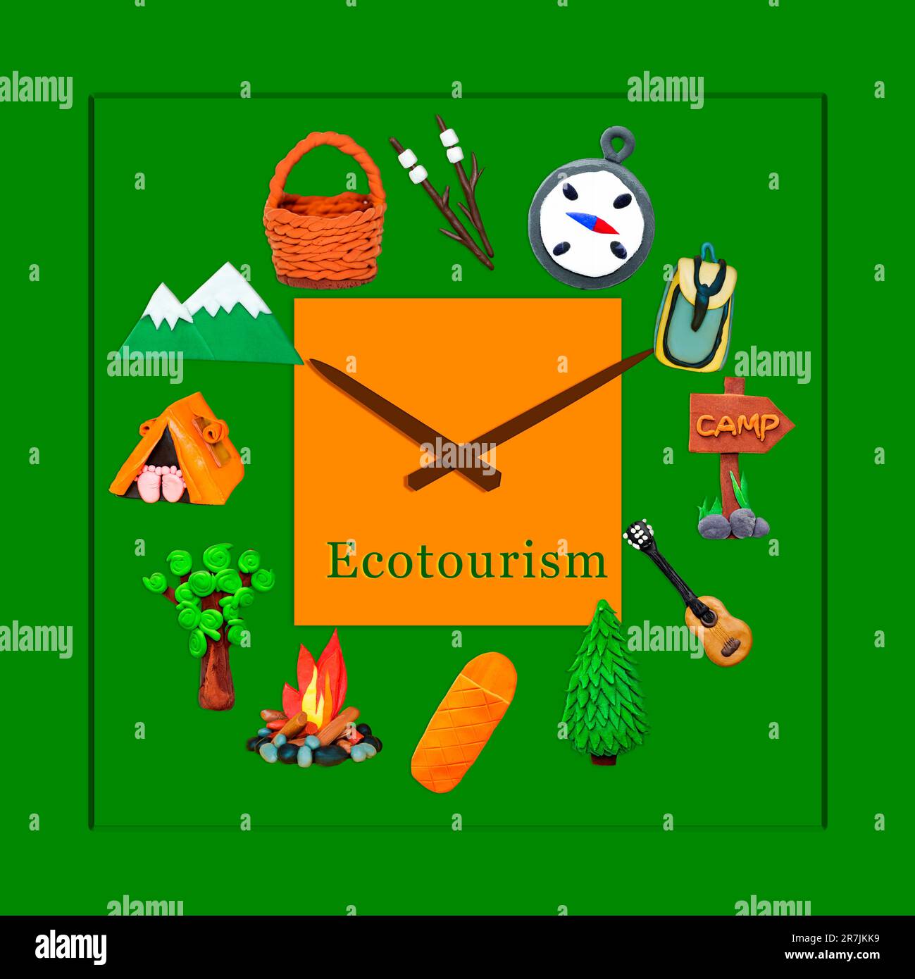 Uhr aus Plastikelementen eines touristischen Themas. Der Begriff des ökologischen Reisens und Tourismus. Isoliert auf Grün. Stockfoto