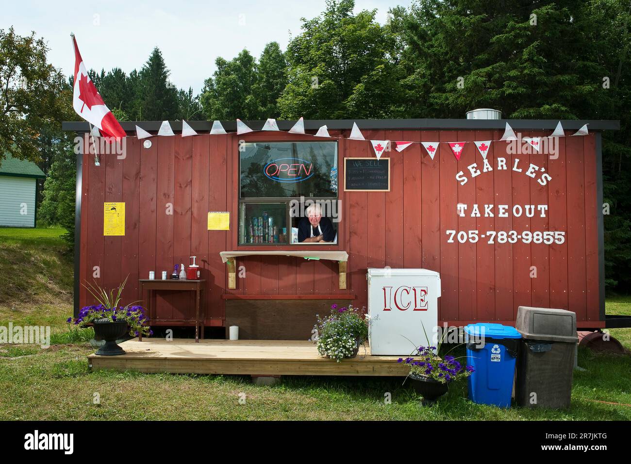 Gründer, Eigentümer und Koch begrüßt Kunden an seinem Fry (Chip) Truck in Elmsdale, Ontario, Kanada. Stockfoto