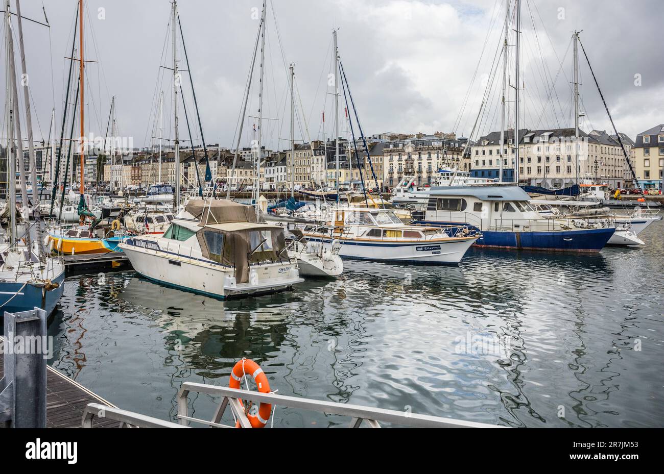Yachten liegen am Bassin du Commerce, dem alten Handelsdock von Cherbourg-en-Cotentin im Departement Manche, Normandie, Nordwestfrankreich Stockfoto