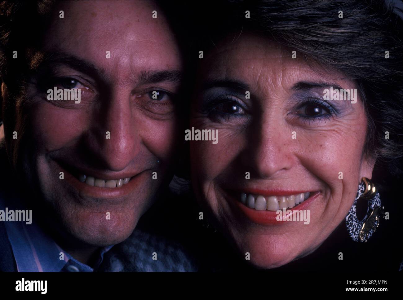 Der ehemalige Vorsitzende eines großen Finanzunternehmens und seine Frau lächeln für die Kamera. Stockfoto