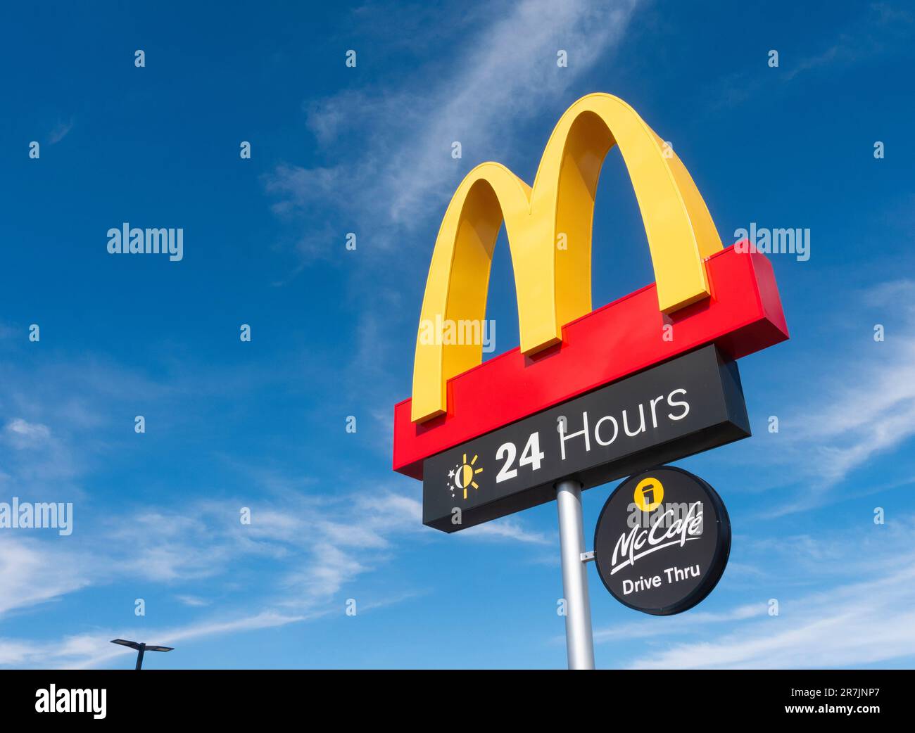 McDonalds Drive durch mit Blick auf die goldenen Bögen in Südaustralien, Australien. Stockfoto