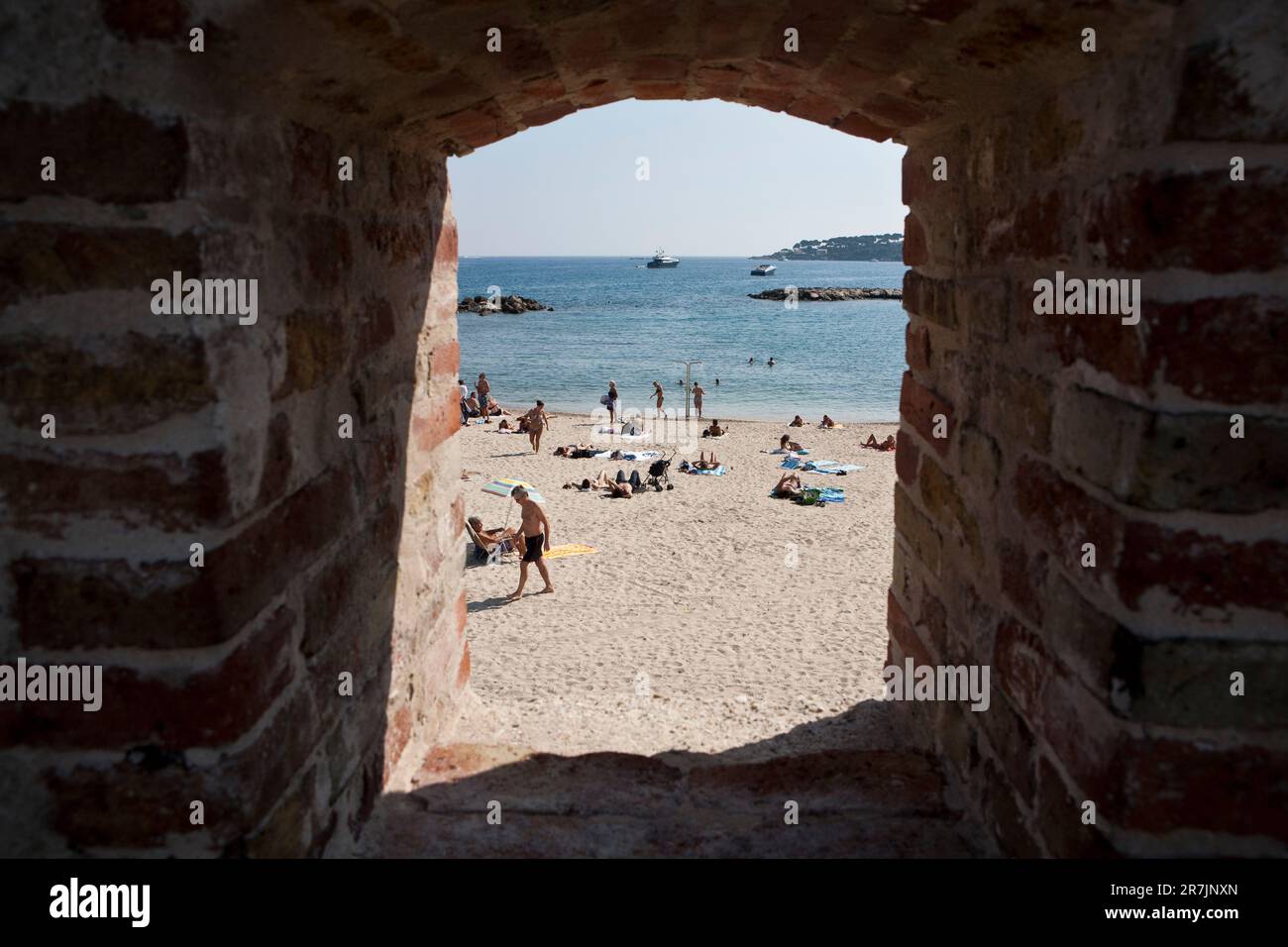 Strandliebhaber genießen die Küste Südfrankreichs. Stockfoto