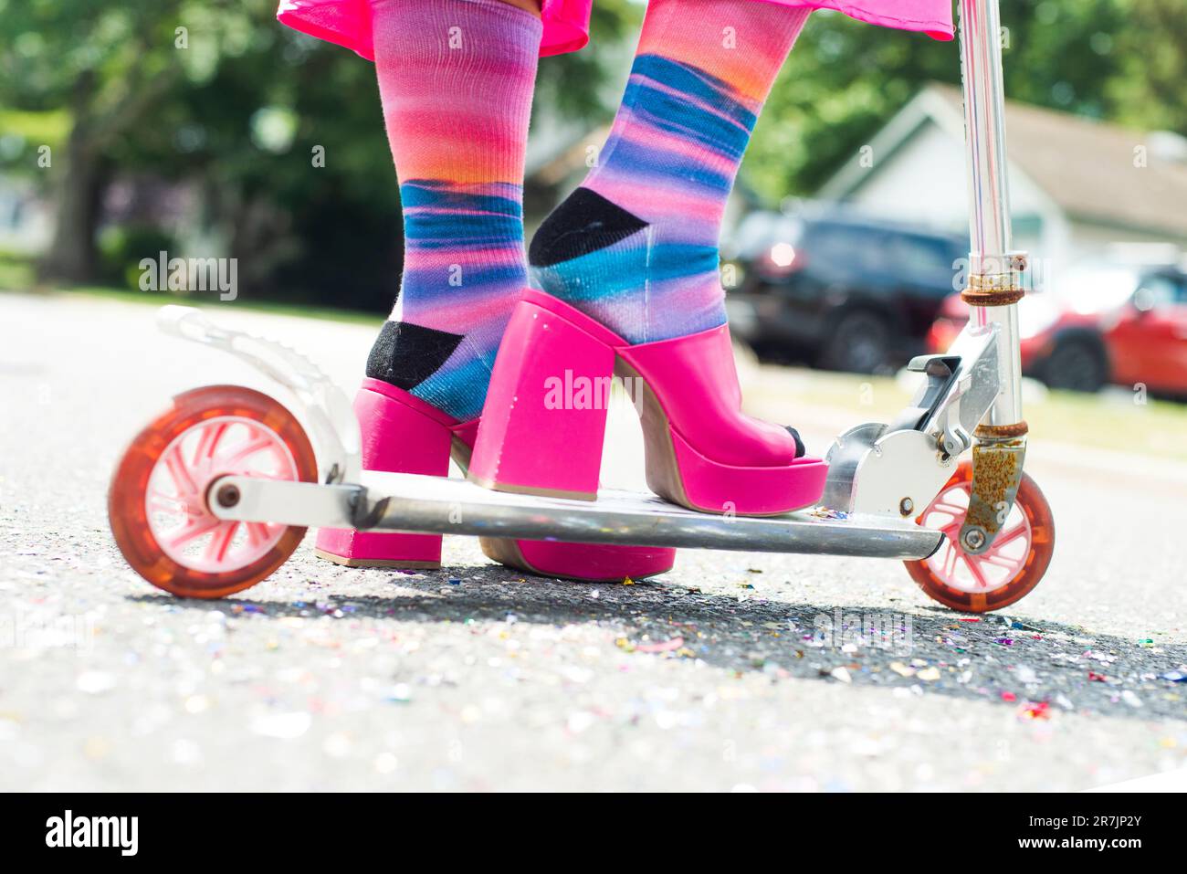 Plattformen auf dem Skooter nach der Party Stockfoto