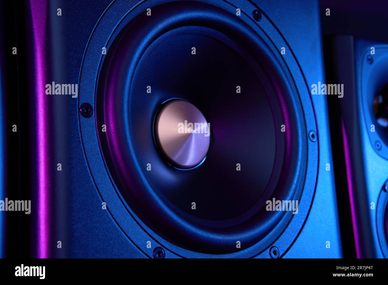Akustischer Multimedia-Lautsprecher mit Neonbeleuchtung. Audiosystem auf dunklem Hintergrund. Stockfoto