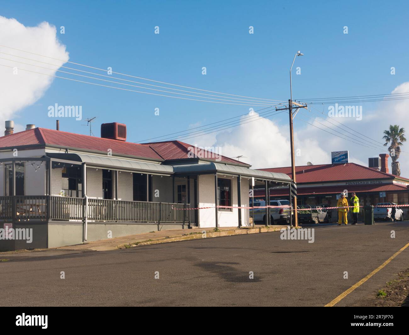Blick auf das feuerbeschädigte shy Wren Restaurant auf der North Terrace in Penneshaw mit zwei Notfallhelfern auf Kangaroo Island, Australien. Stockfoto
