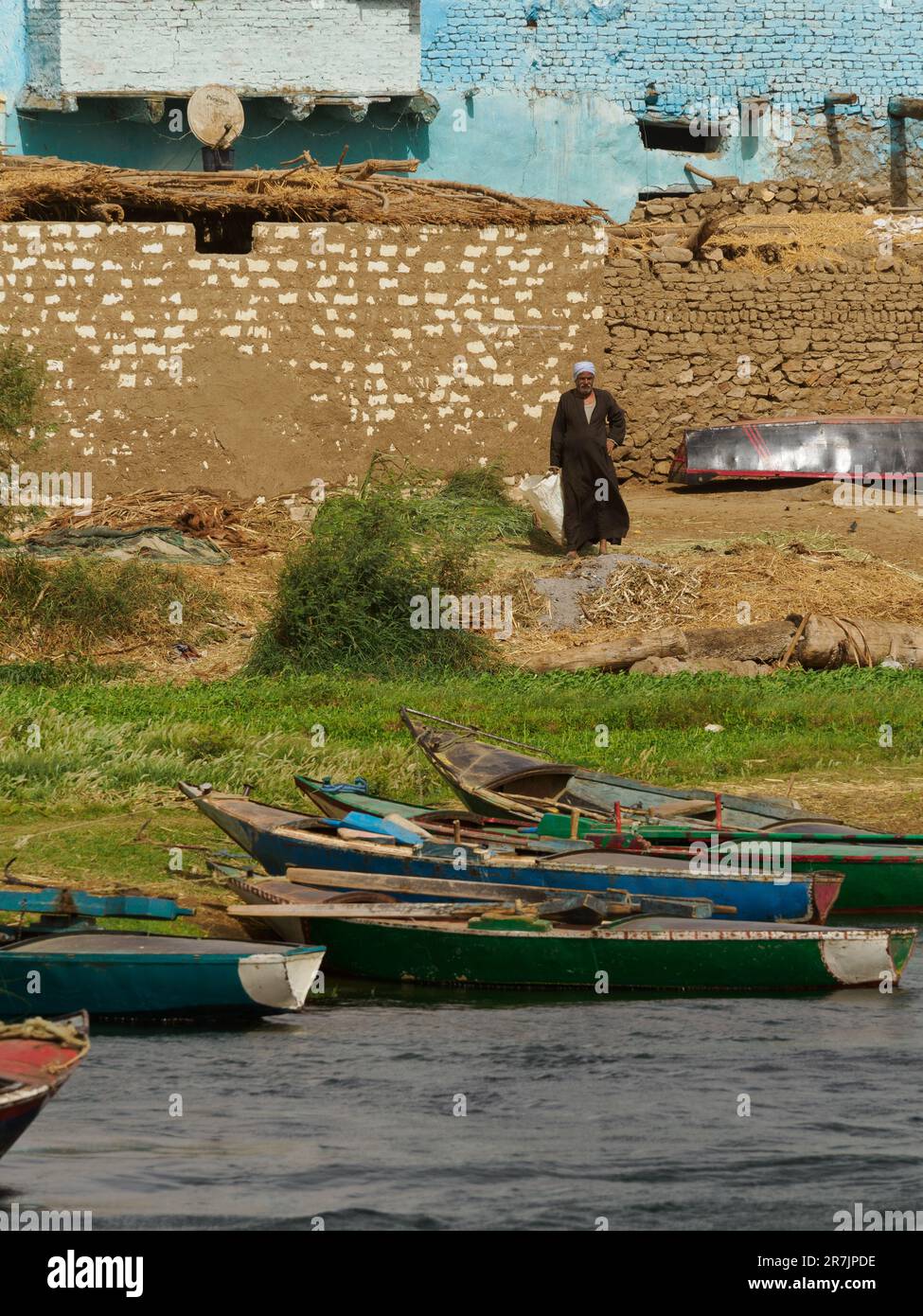 Das Boot ankert am Flussufer in der Nähe des Primitive House am Nil Stockfoto