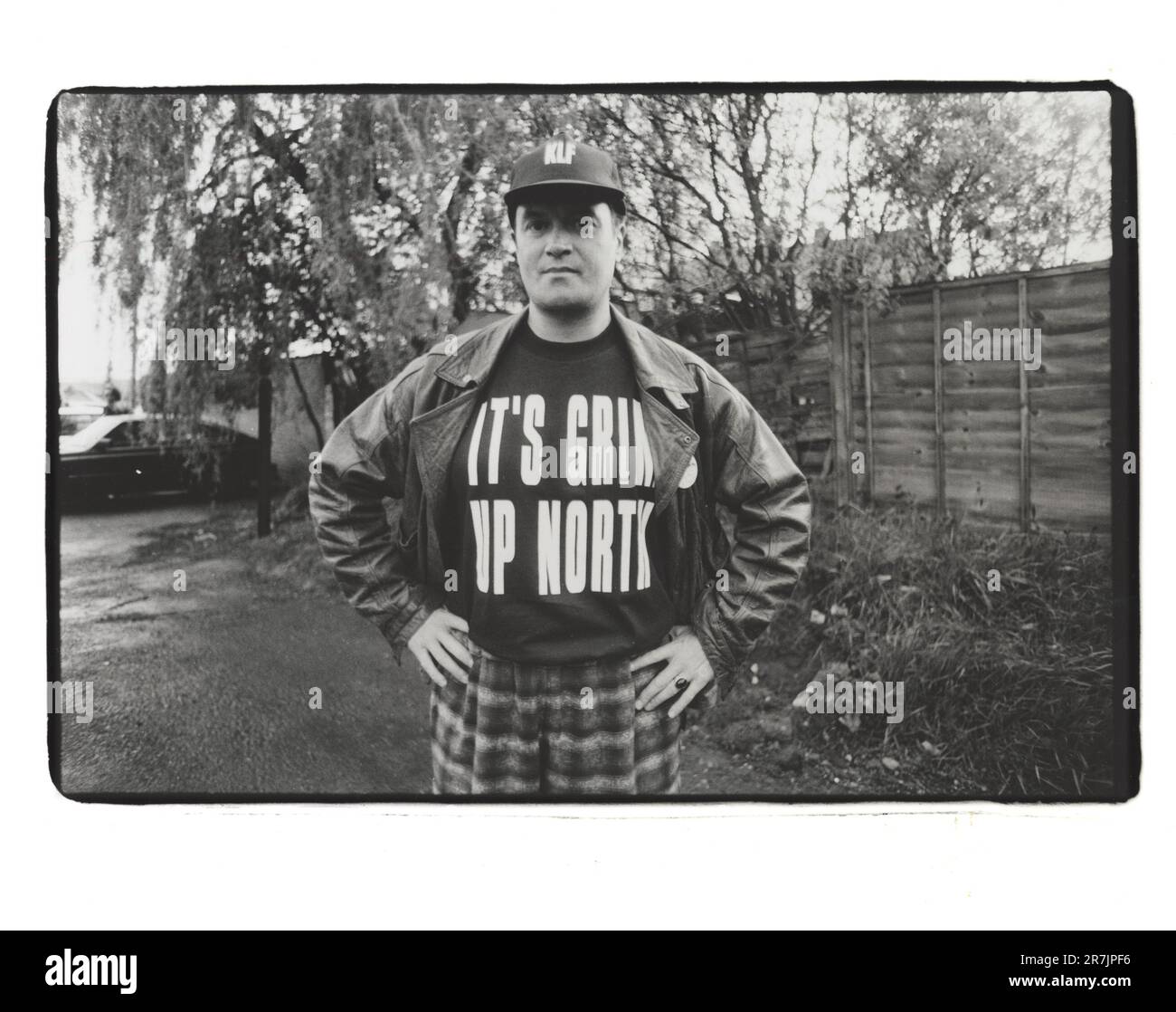 Glenn Hughes vor dem JBs Club, Walsall, Mai 2 1992. Dies war Teil einer Trapeztour. Glenn wurde von Simon Robinson vor dem Veranstaltungsort in seinem IT's Grim Up North T-Shirt fotografiert Stockfoto