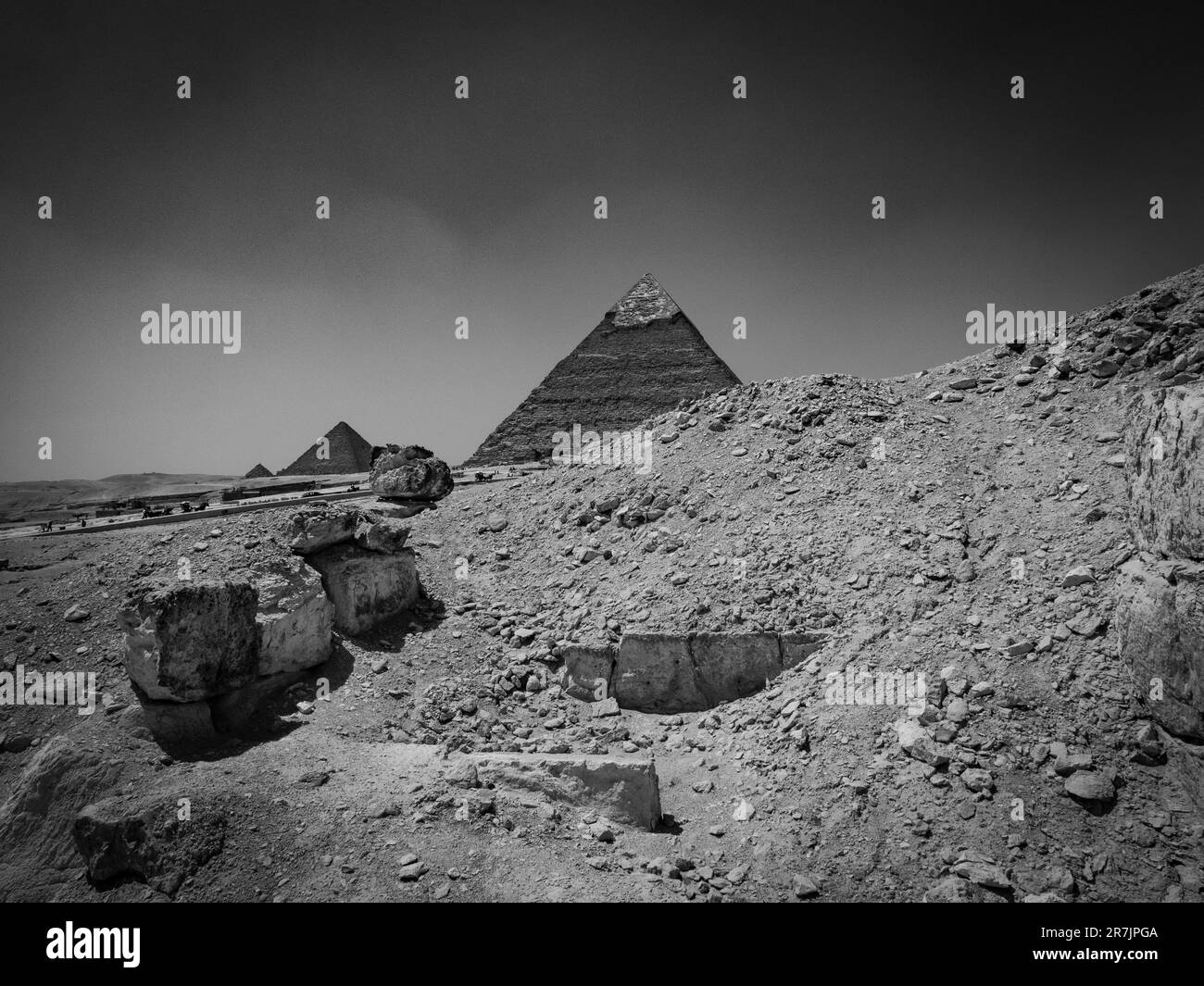 Antike Geschichte entdecken: Die Gizeh-Pyramide in der Schwarzweißwüste L Stockfoto