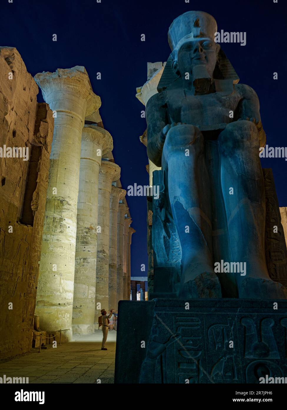 Die Gigantisch Beleuchtete Tempelstatue Von Luxor Erinnert An Die Kultur Der Antike Stockfoto