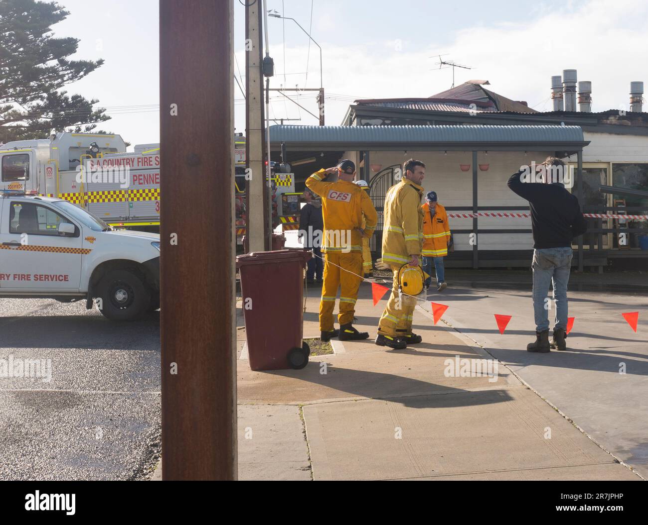 Freiwillige der Country Fire Service stehen vor dem beschädigten Shy Wren Restaurant in Penneshaw, Kangaroo Island, Australien. Stockfoto