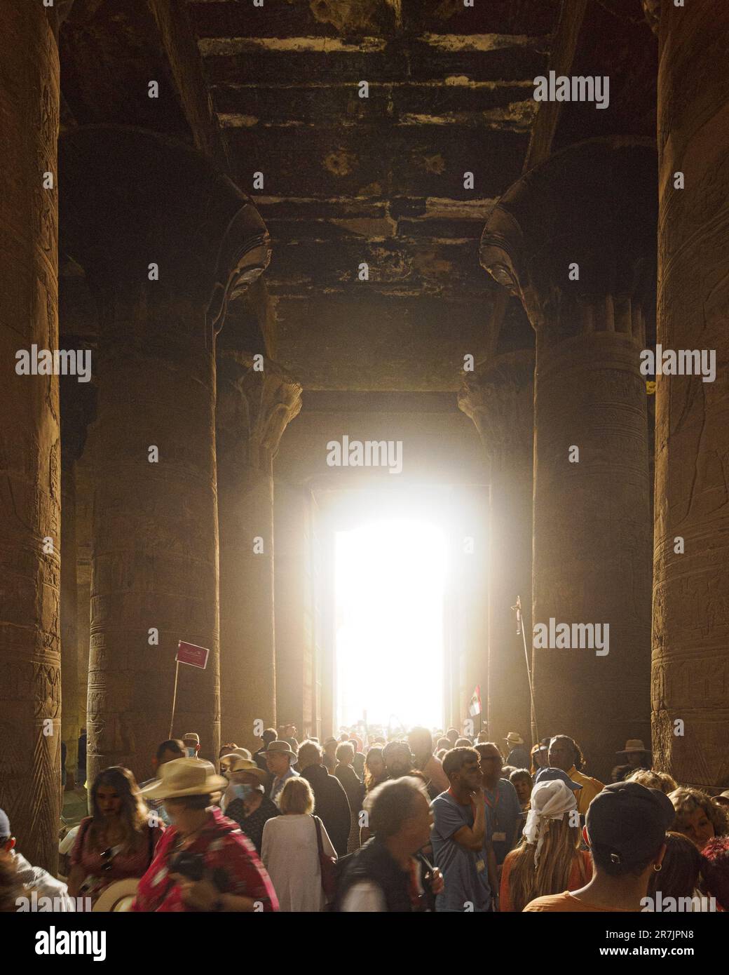 Touristen bewundern die riesigen Tempelsäulen im beliebten ägyptischen Histo Stockfoto