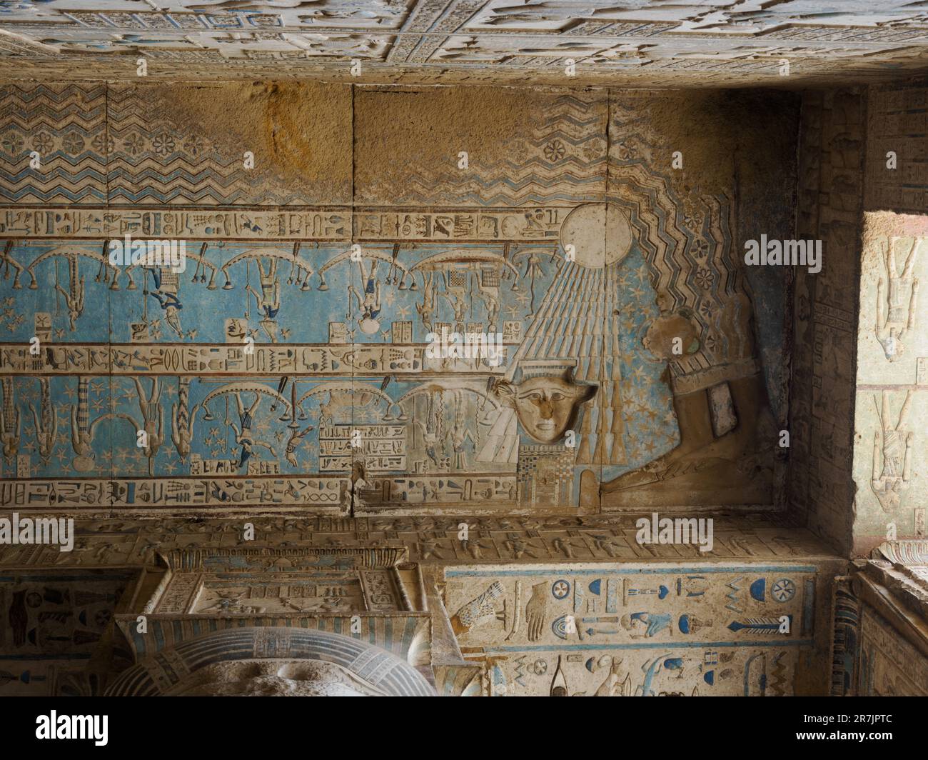 Erkunden Sie den antiken Tempel von Dendera: Entdecken Sie Artefakte A. Stockfoto