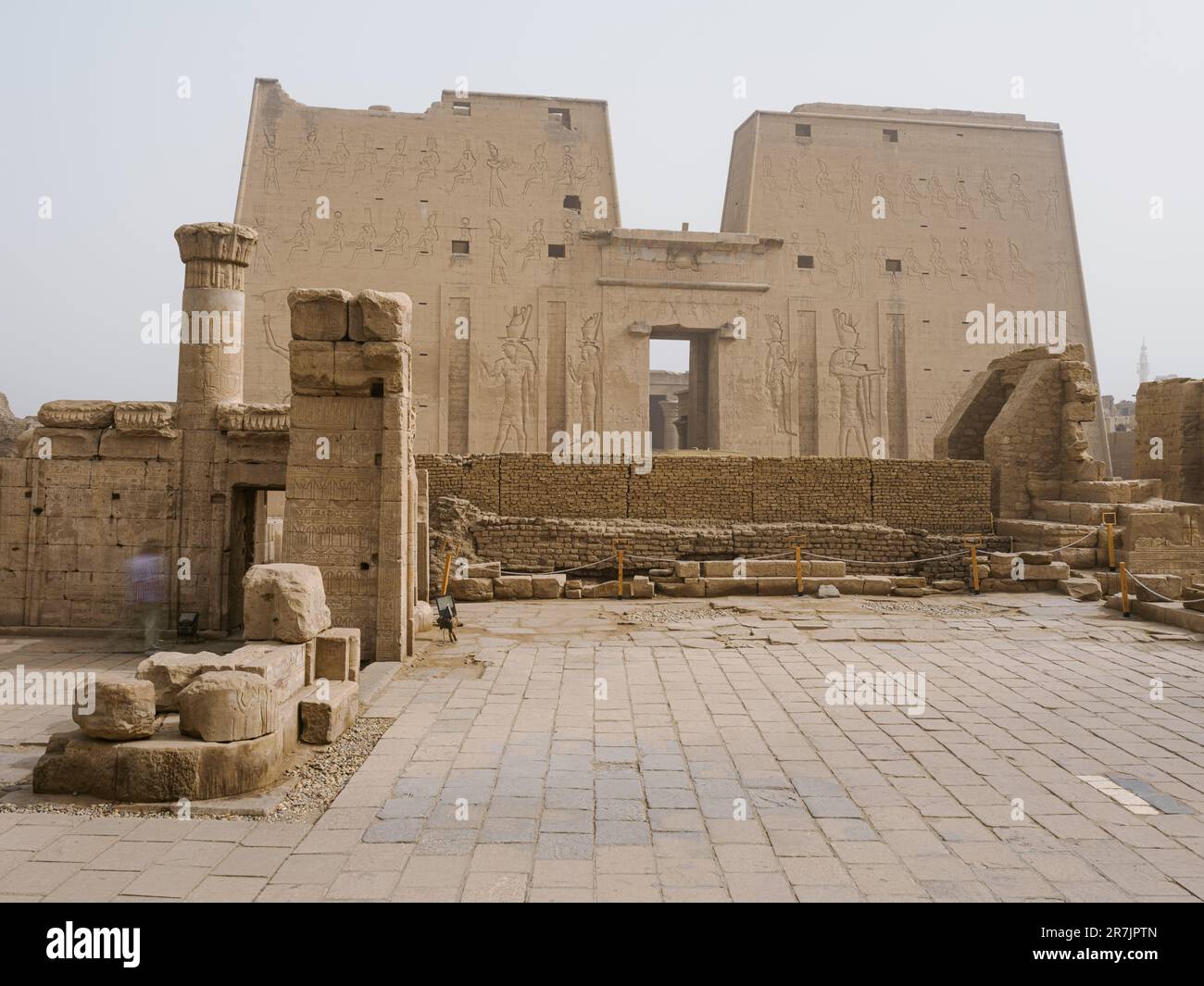 Entdecken Sie den antiken Tempel von Edfu: Ein faszinierendes historisches S. Stockfoto