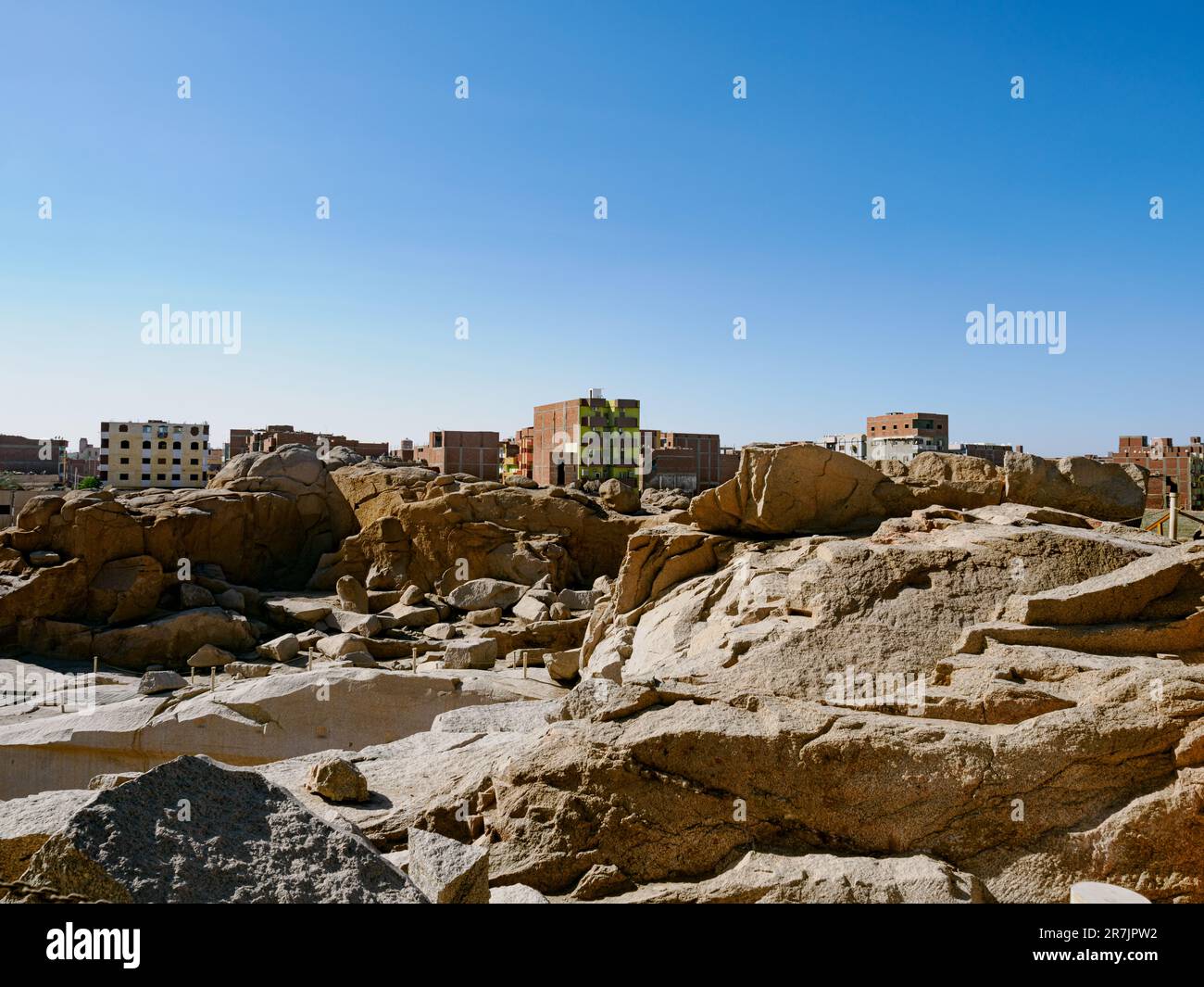 Wohnhäuser neben Granitsteinen Stockfoto