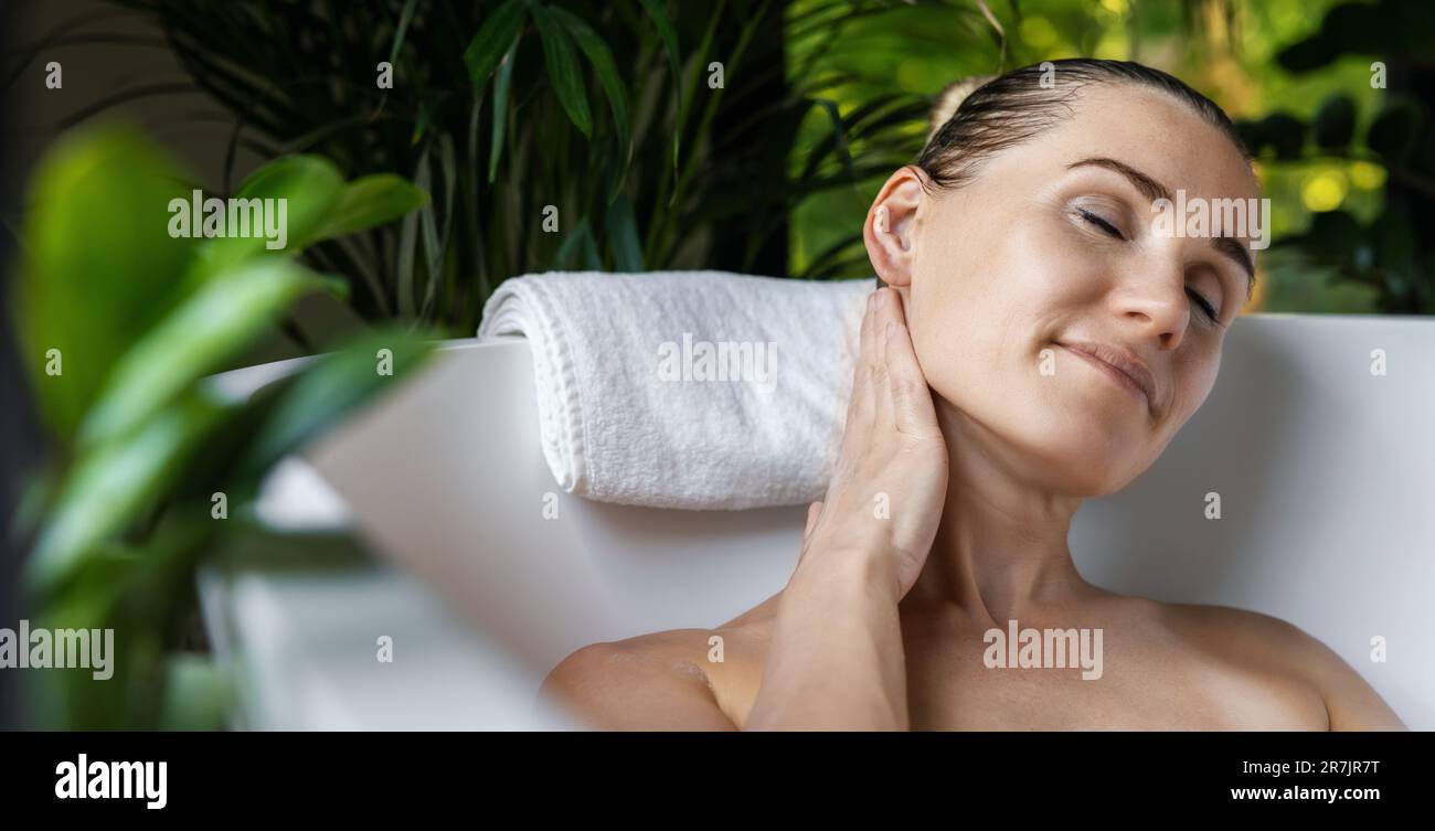 Wellness-Spa-Hintergrund. Frau, die sich im Bad entspannt und Körper- und Hautbehandlungen genießt. Banner mit Kopierbereich Stockfoto