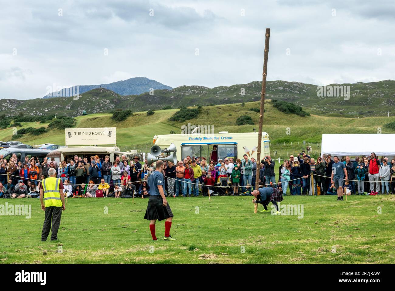 Caber Toss-Event bei den Arisaig Highland Games am 27. Juli 2022 in Schottland, Großbritannien Stockfoto