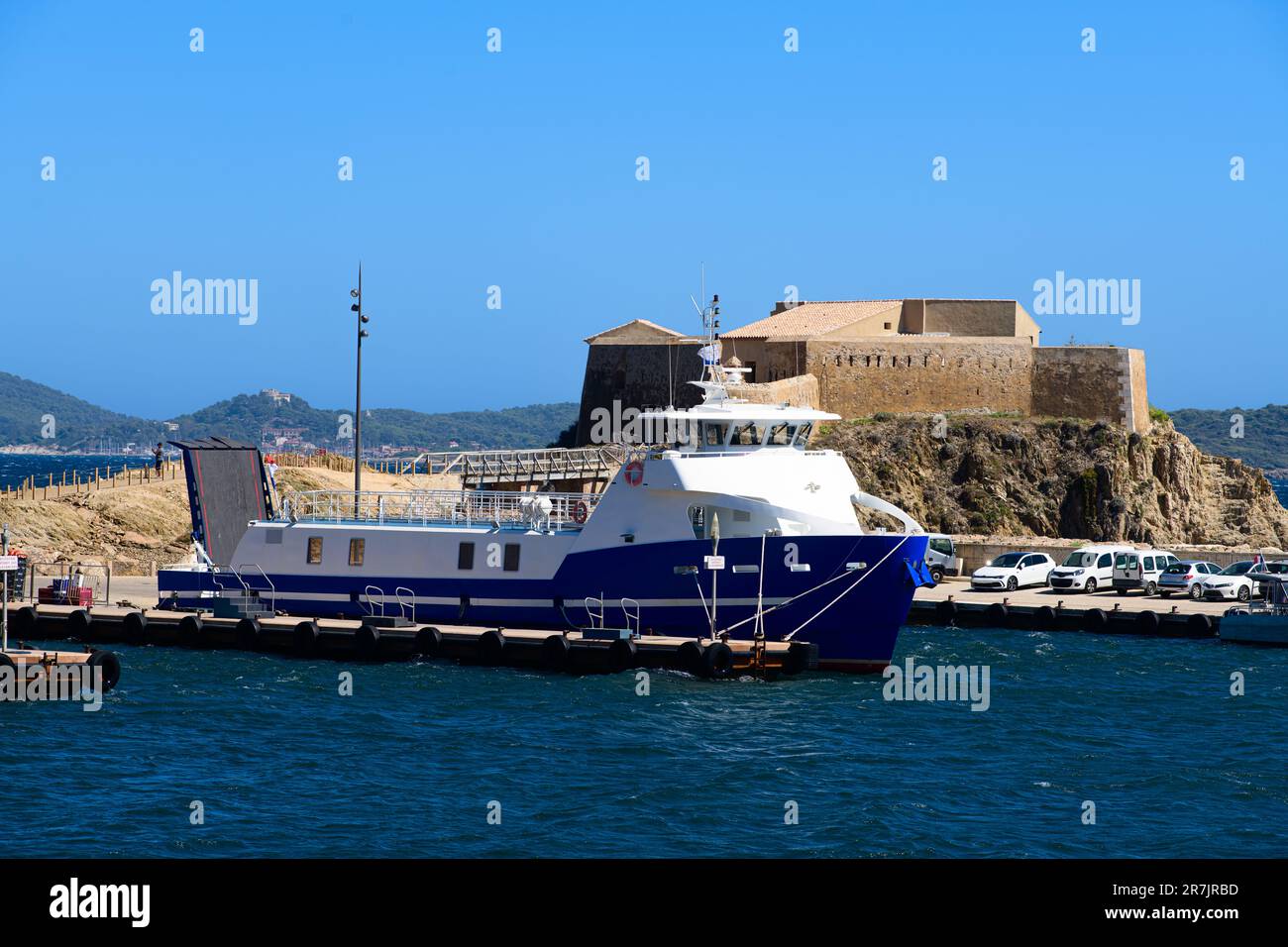 Ein majestätisches Boot liegt im Hafen vor Anker, sein starkes und robustes Schiff ist ein Transportmittel, das zum klaren blauen Meer unter La Tour Fondues fährt Stockfoto