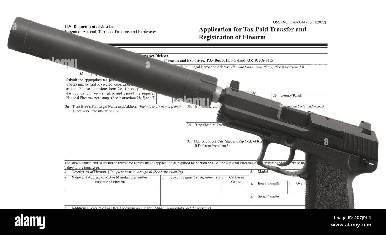 Schalldämpfer auf einer halbautomatischen Pistole mit öffentlich zugänglicher ATF-Form, um einen dahinter zu besitzen Stockfoto