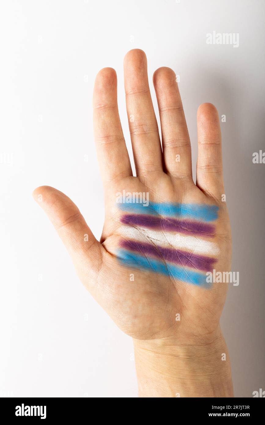 Gekürzte Hand einer weißen Frau mit blauen, violetten und weißen Streifen auf der Handfläche, Kopierraum Stockfoto