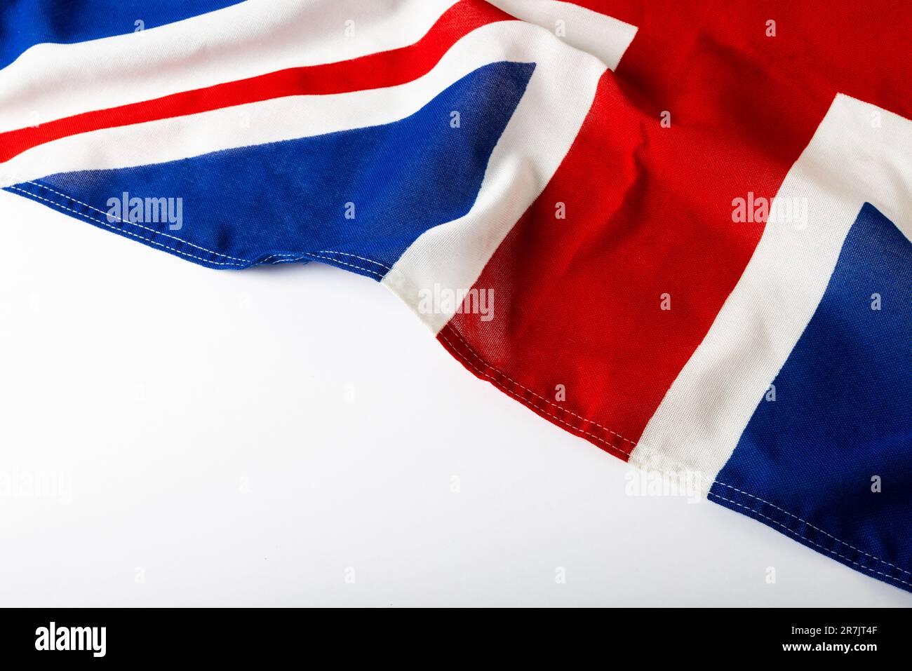 Blick aus einem hohen Winkel auf die bristische Flagge, isoliert vor weißem Hintergrund, Kopierbereich Stockfoto