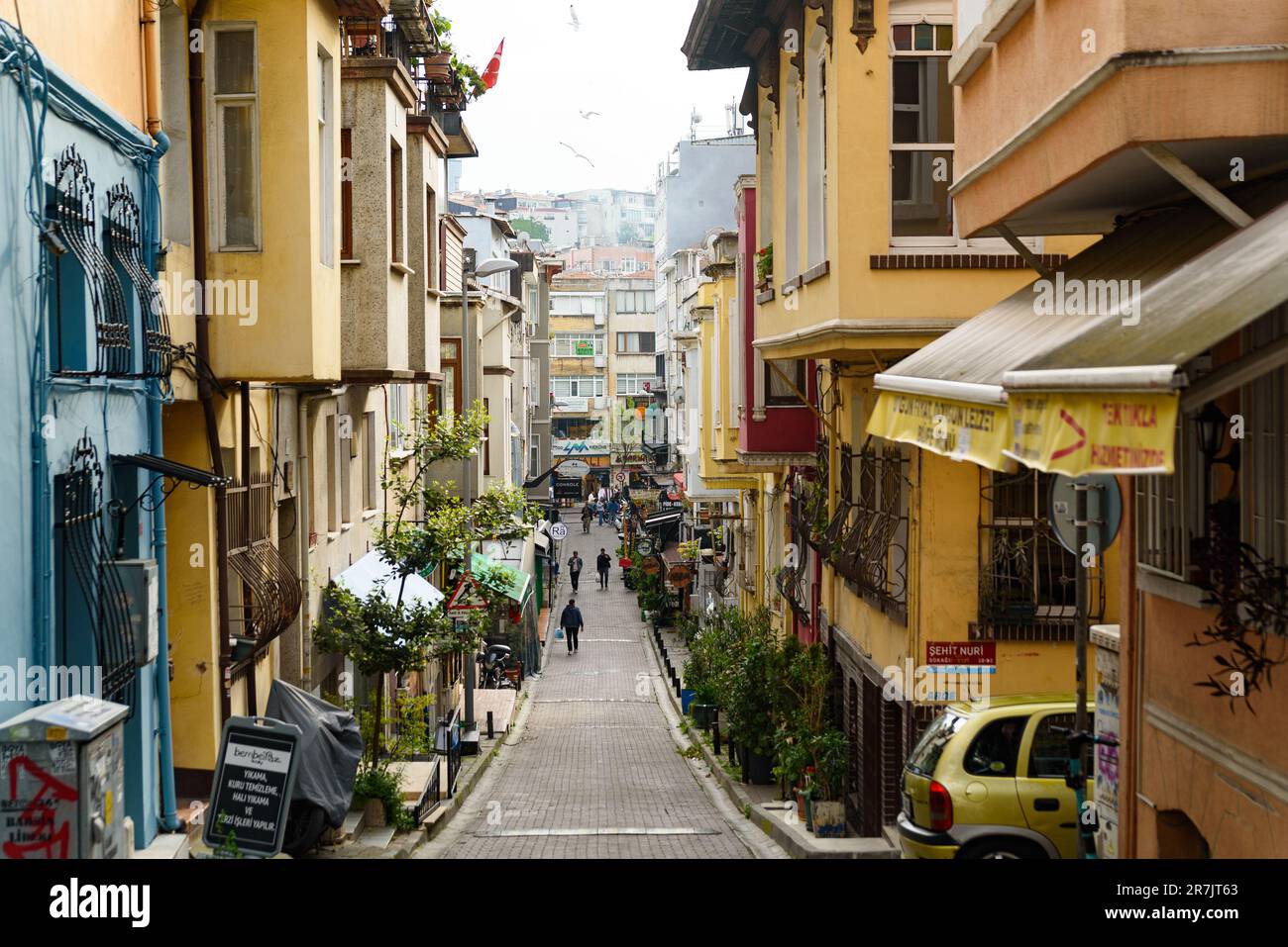 Istanbul, Türkei - 12. Mai 2023: Man sieht Leute, die tagsüber in den Straßen von Istanbul spazieren gehen. Der Alltag des einfachen Volkes in der türkischen Hauptstadt Stockfoto