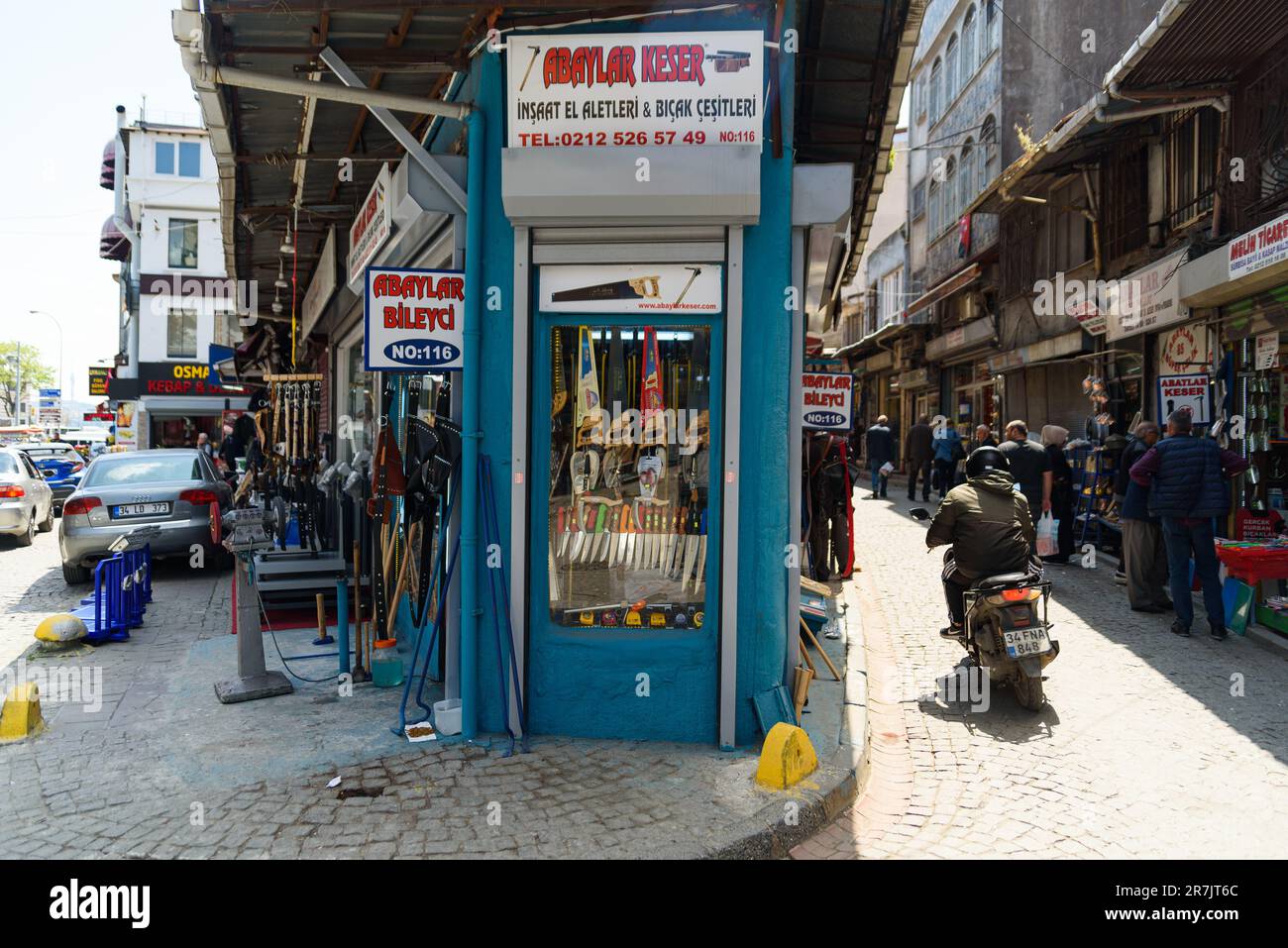 Istanbul, Türkei - 12. Mai 2023: Man sieht Leute, die tagsüber in den Straßen von Istanbul spazieren gehen. Der Alltag des einfachen Volkes in der türkischen Hauptstadt Stockfoto