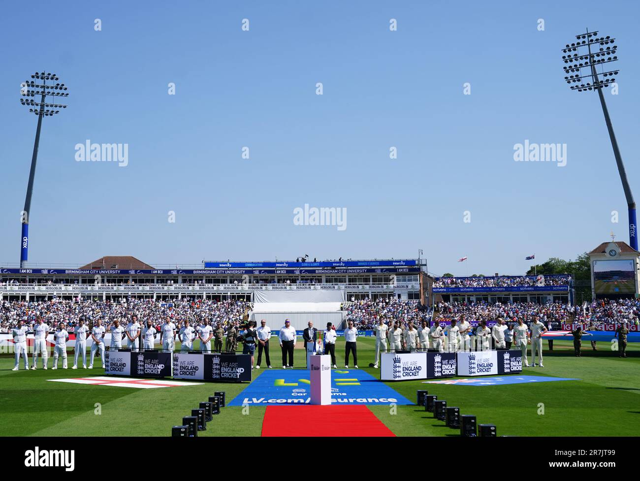 Spieler aus England und Australien tragen schwarze Armbänder zum Gedenken an Grace O'Malley-Kumar, Barnaby Webber und Ian Coates, die alle am Dienstag in Nottingham tödlich erstochen wurden, am ersten Tag des Ashes-Testspiels in Edgbaston, Birmingham. Foto: Freitag, 16. Juni 2023. Stockfoto