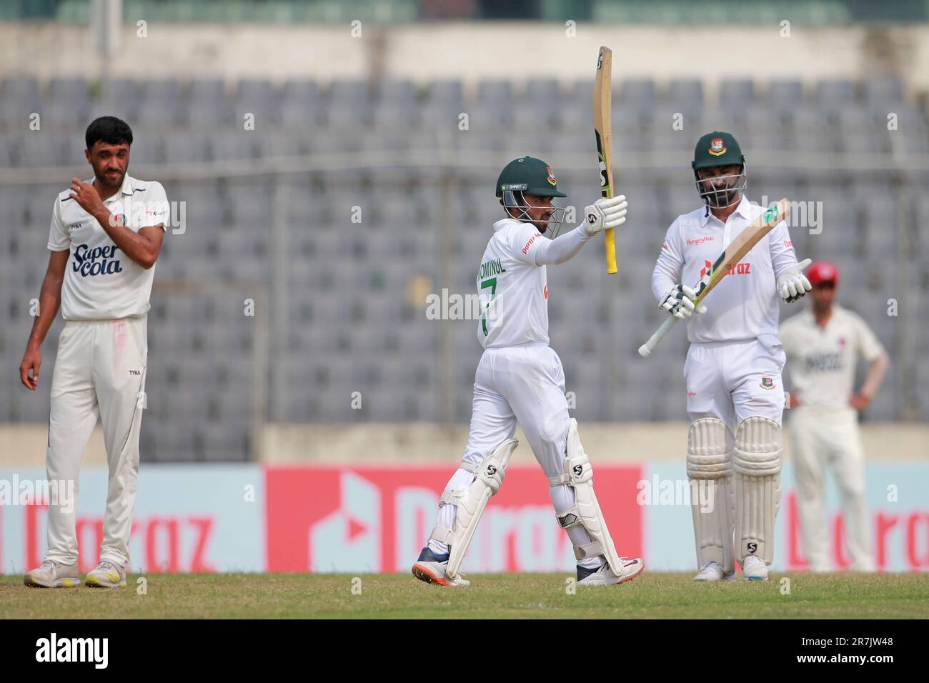 Bangladesch Batter <ominul Haque feiert seine hundert Läufe während des Bangladesch-Afghanistan-Tests am dritten Tag des Sher-e-Bangla-Nationalspiels Stockfoto