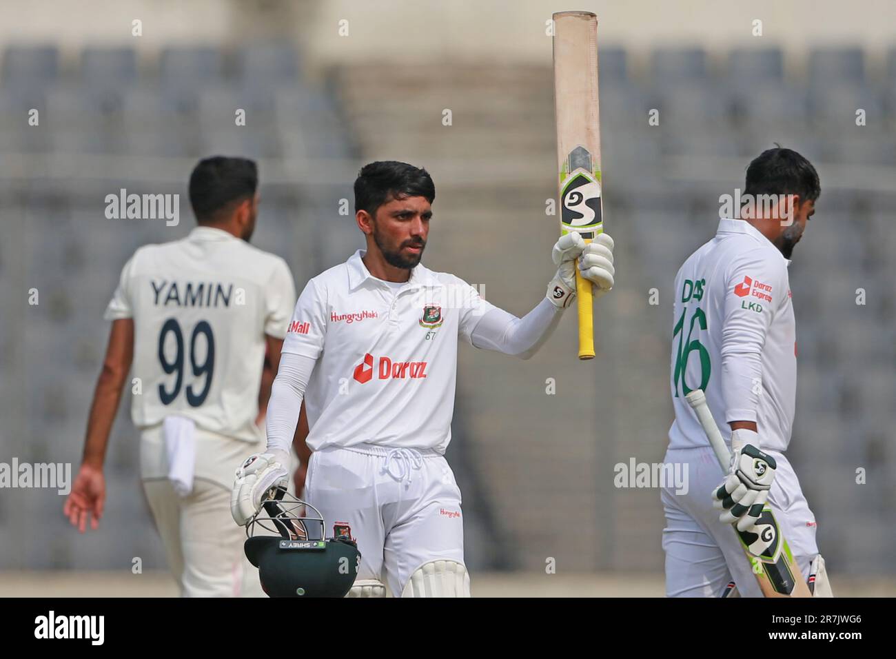 Bangladesch Batter <ominul Haque feiert seine hundert Läufe während des Bangladesch-Afghanistan-Tests am dritten Tag des Sher-e-Bangla-Nationalspiels Stockfoto