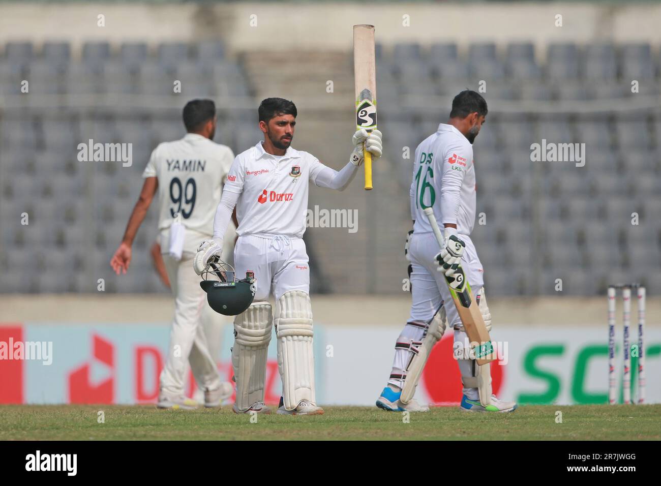 Bangladesch Batter <ominul Haque feiert seine hundert Läufe während des Bangladesch-Afghanistan-Tests am dritten Tag des Sher-e-Bangla-Nationalspiels Stockfoto