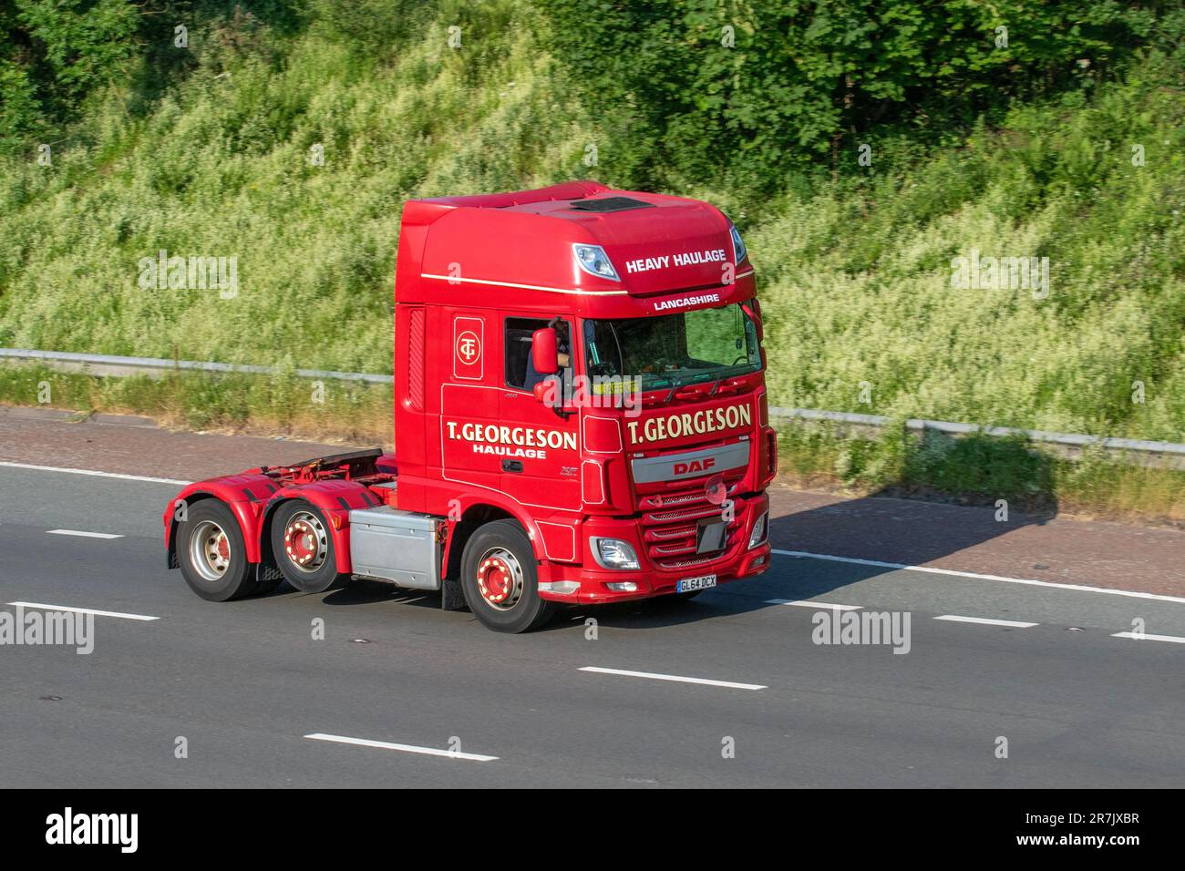 T. GEORGESON Heavy Haulage DAF Tractor Unit Cab; Fahrt auf der Autobahn M6, Großbritannien Stockfoto