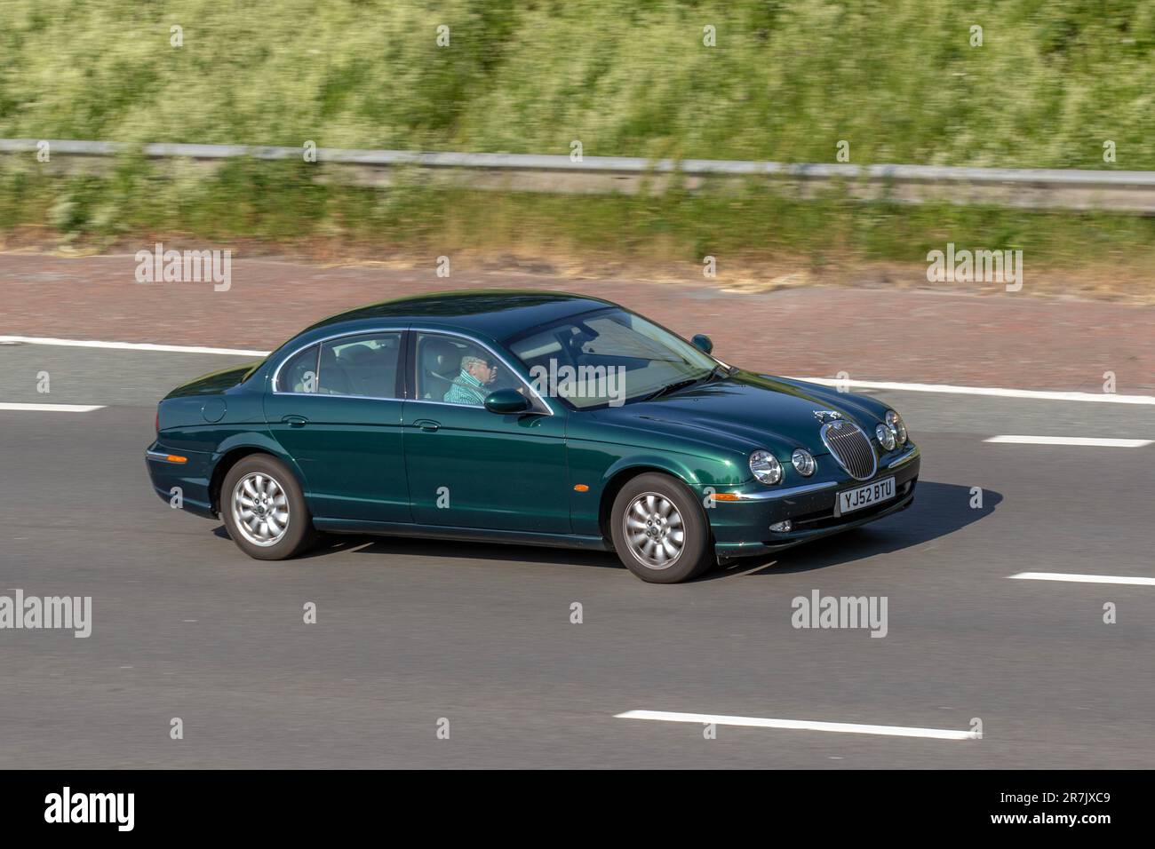 2002 Grüner Jaguar S-Type V6 SE Auto V6 Auto Car Limousine Benzinmotor 2496 cm3; Fahrt auf der Autobahn M6, Großbritannien Stockfoto